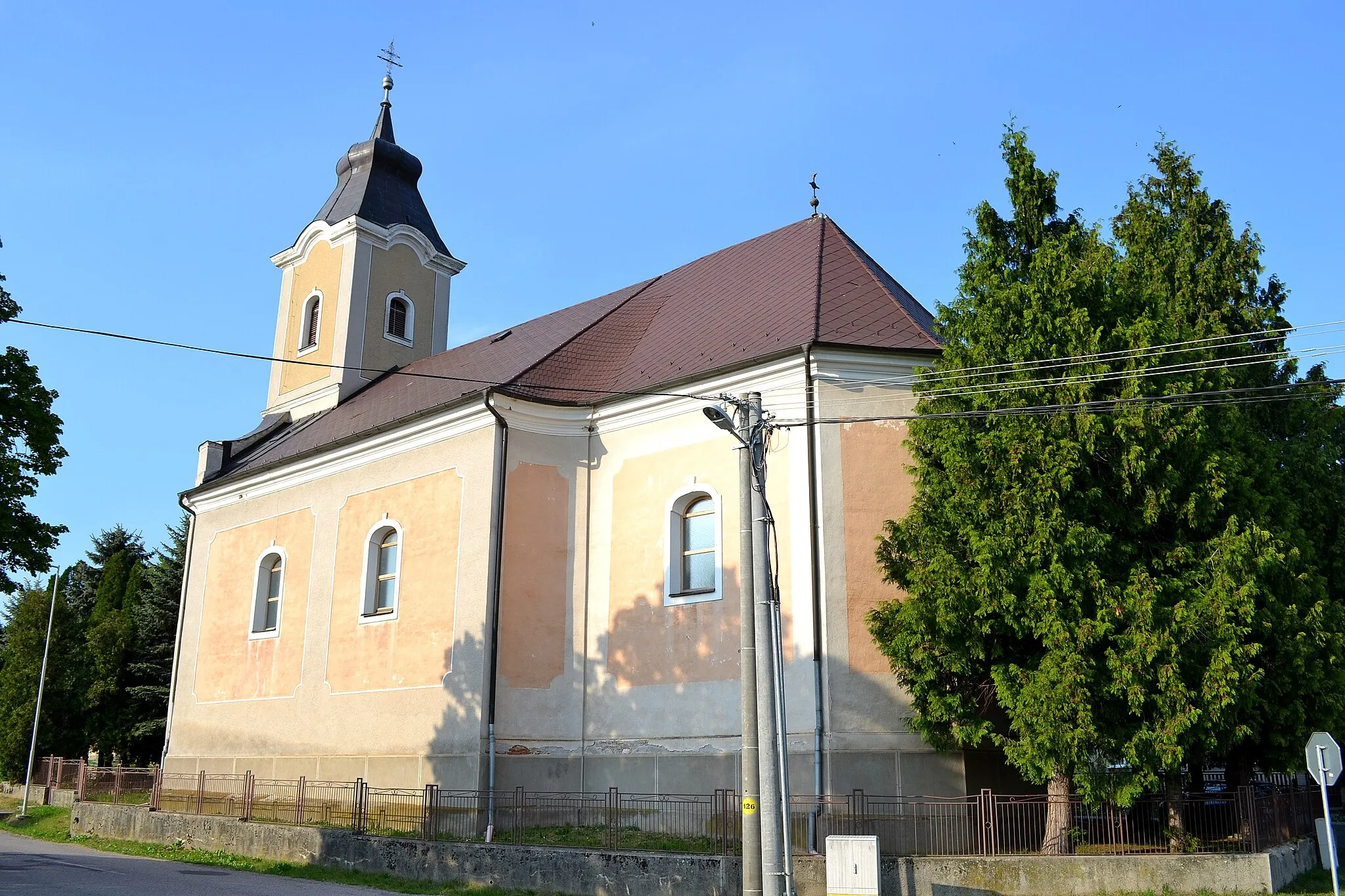 Photo showing: Kostol svätého Jána Nepomuckého v miestnej časti Beladíc (okr. Zlaté Moravce) - Veľkých Chrašťanoch