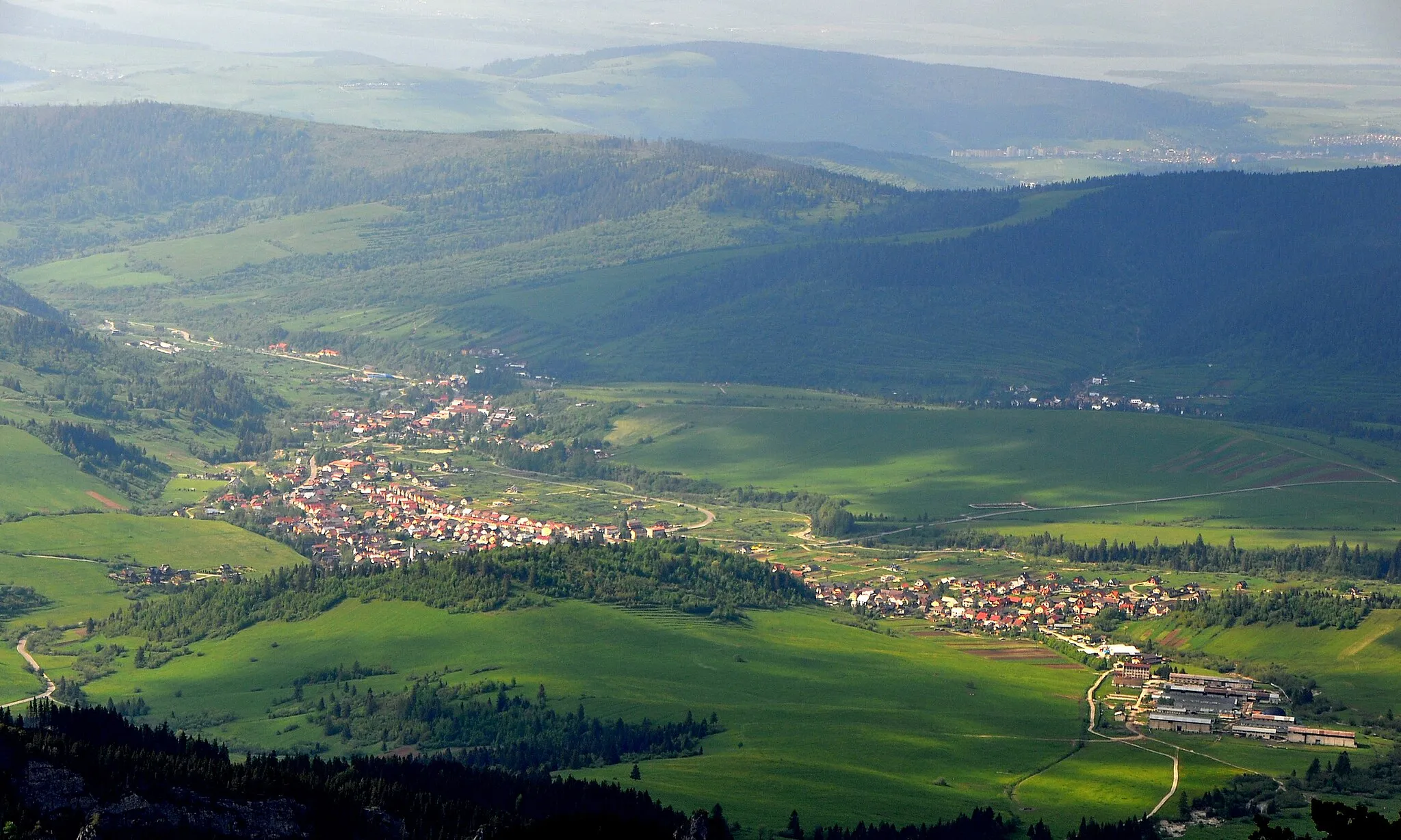 Photo showing: Zuberec and Habovka viewed from the south from Sivý vrch (1,805 m a.s.l.)