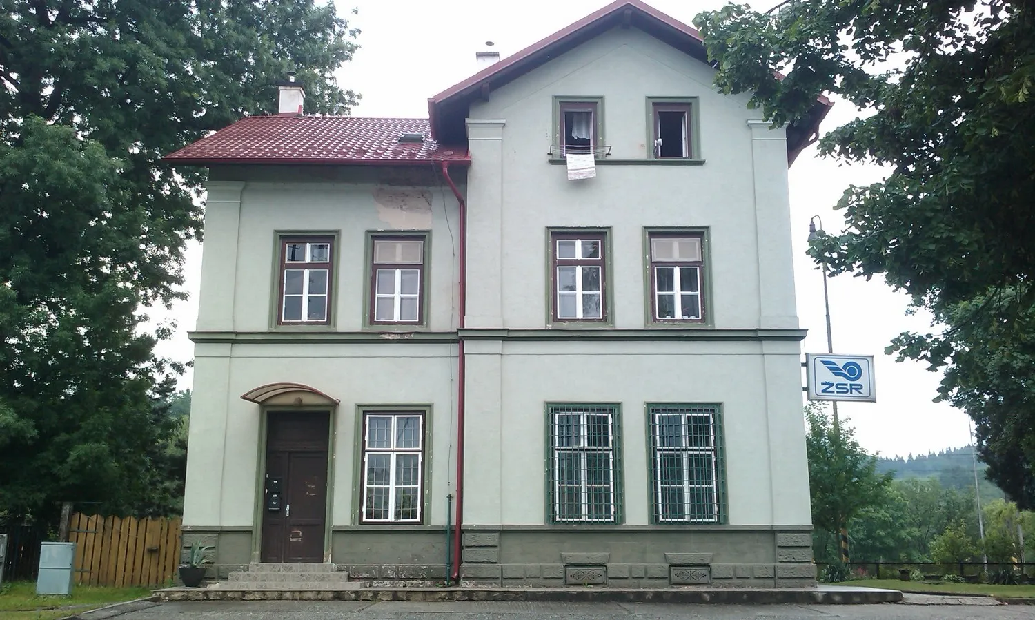 Photo showing: Train station in Dolný Hričov, Žilina District, Slovakia.