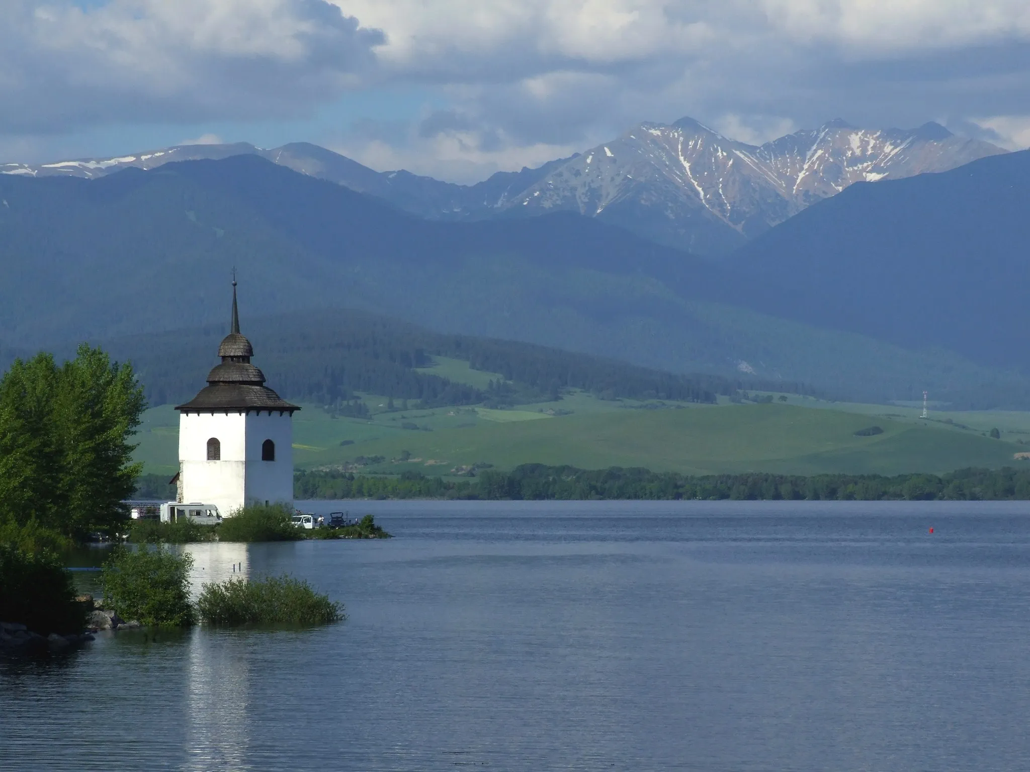 Photo showing: Liptovská Mara - church tower and water reservoir