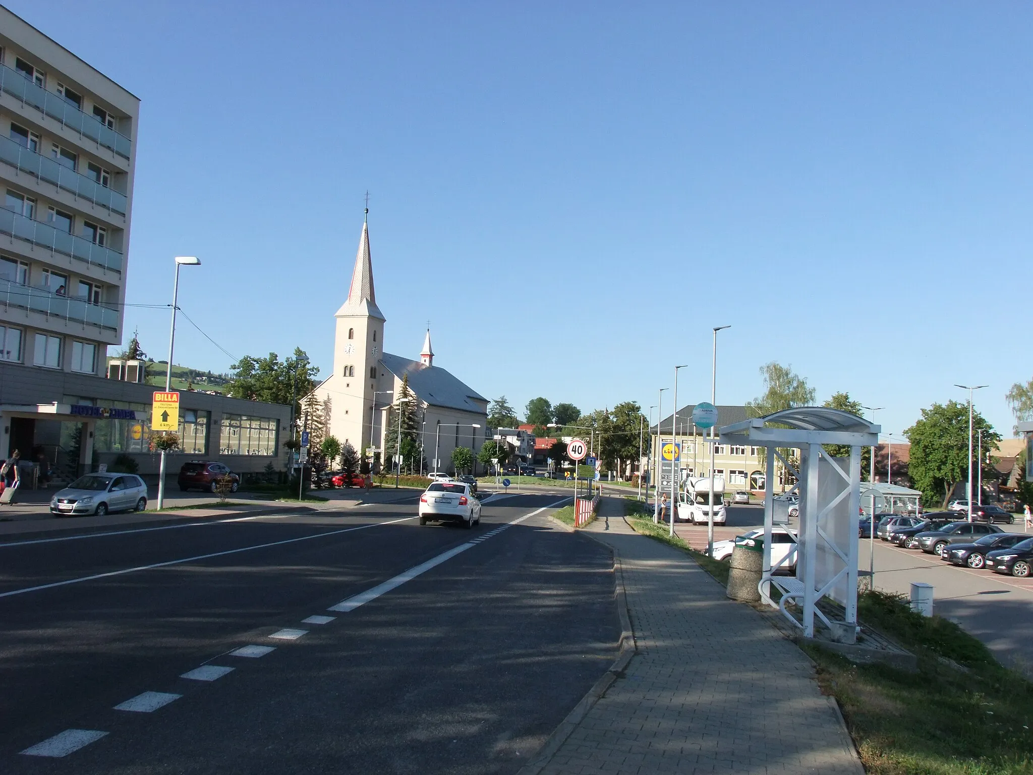 Photo showing: Hlavná cesta číslo 59 prechádzajúca mestom Tvrdošín. V pozadí kostol Najsvätejšej Trojice.