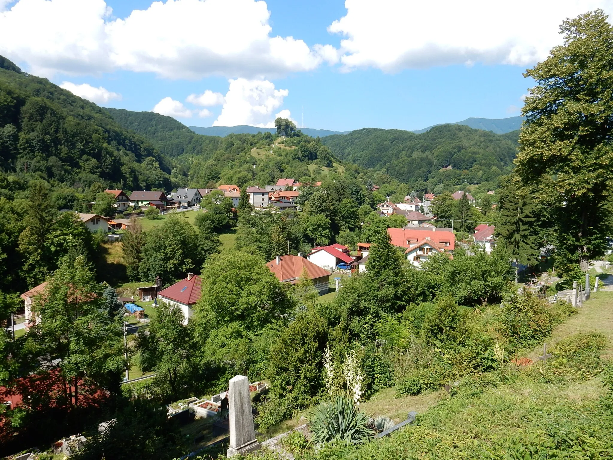 Photo showing: Tajov - view of the village with the calvary in background