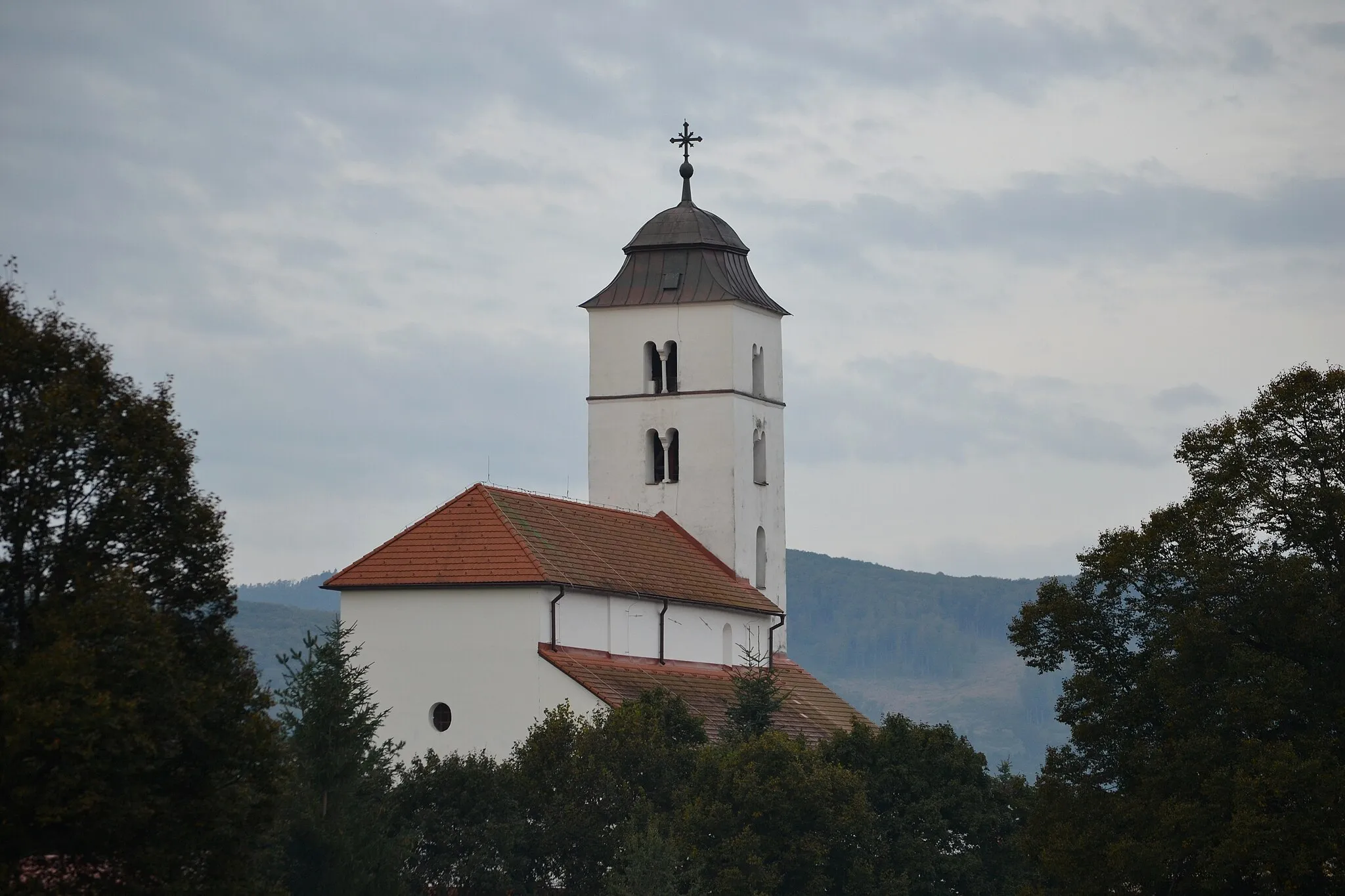 Photo showing: Rímskokatolícky kostol sv. Michala archanjela je neskororománska bazilika, postavená z kameňa niekedy po roku 1241