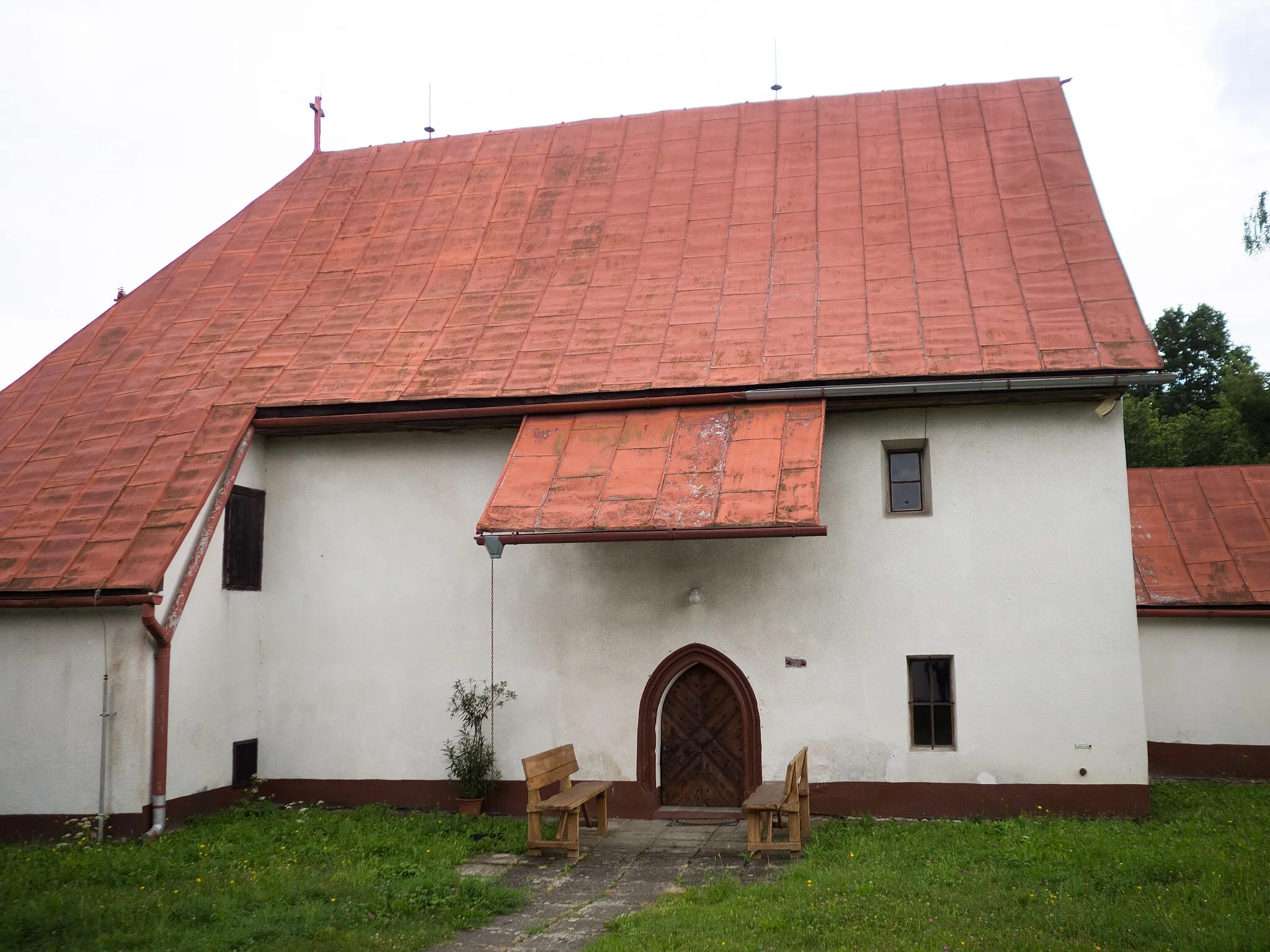 Photo showing: Lutheran Church in Ladzany, Slovakia. Romanesque-gothic building from the first half of the 13th century.