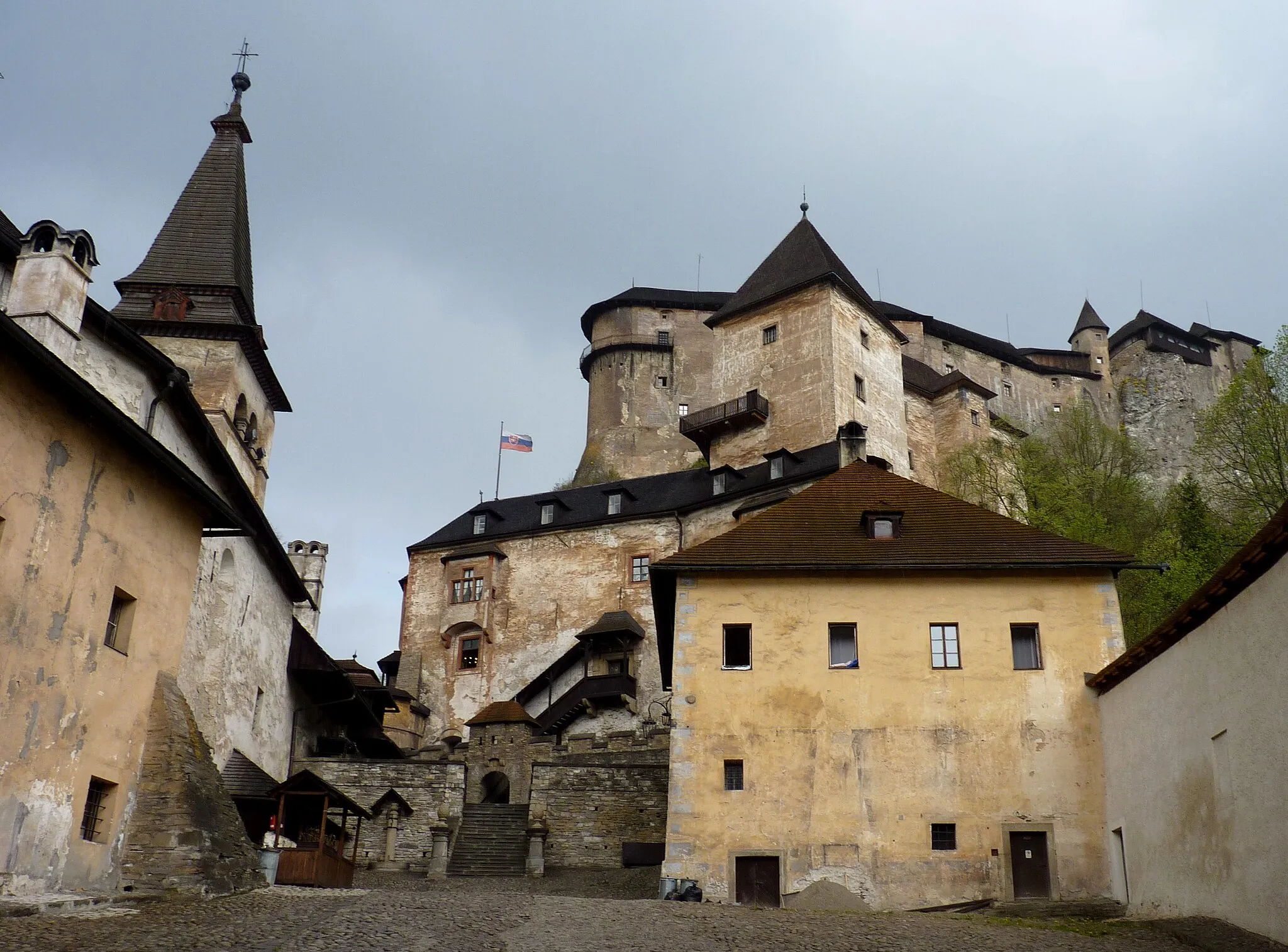 Photo showing: Orava Castle is situated on a high rock above Orava river in Slovakia.