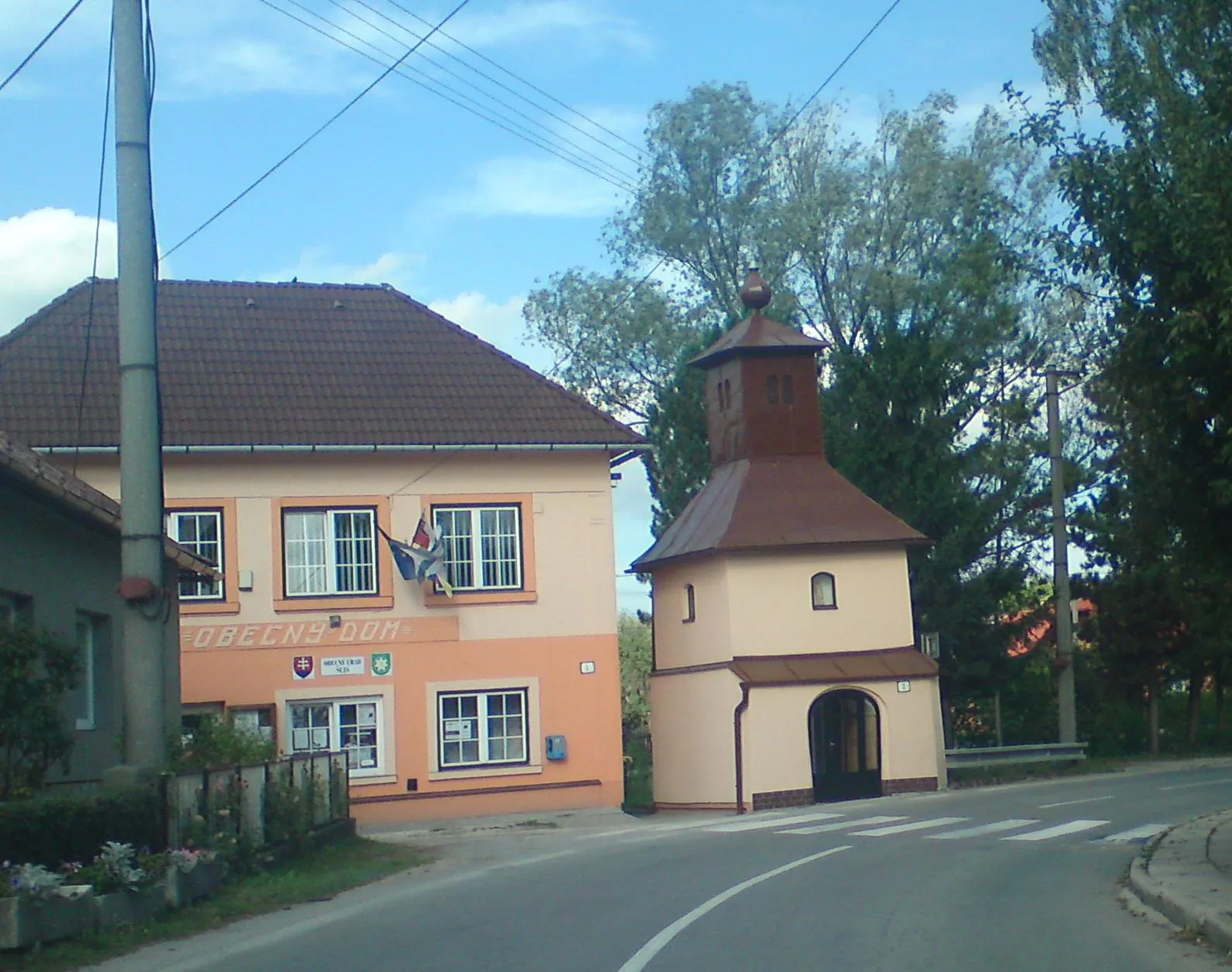 Photo showing: Obecný dom a kaplnka v centre obce