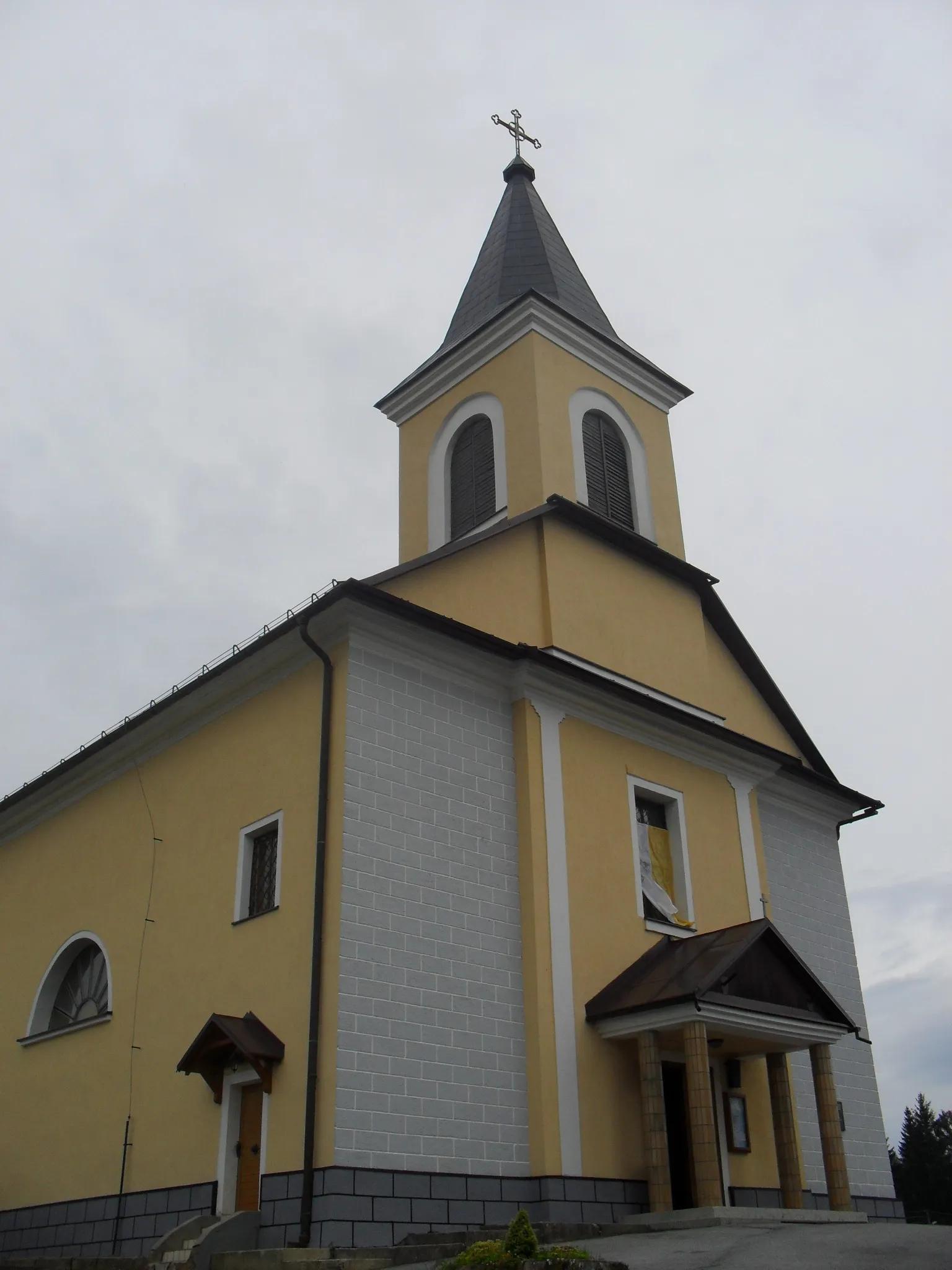 Photo showing: Detvianska Huta - roman catholic church