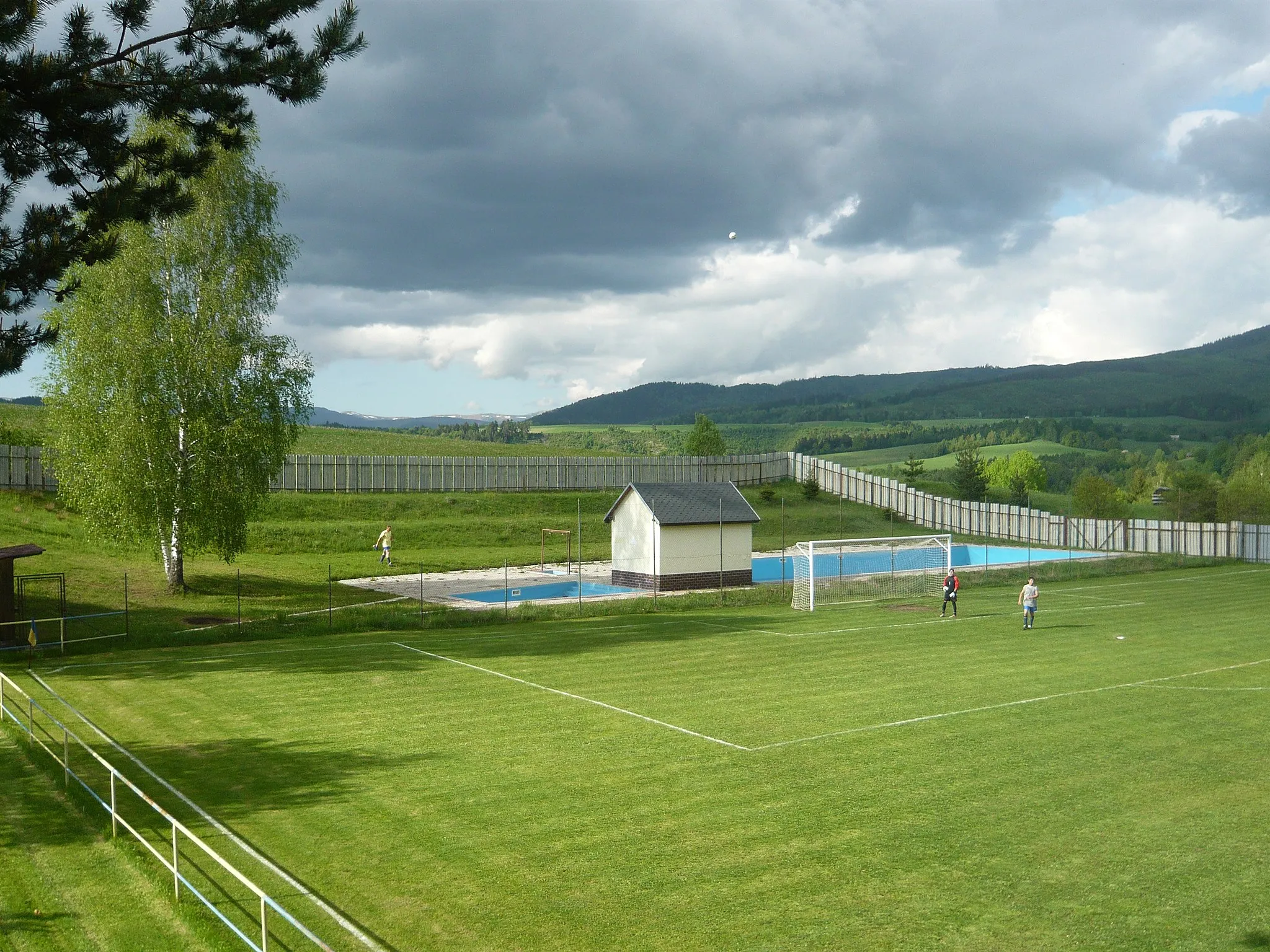 Photo showing: Kúpalisko Strelníky v areály futbalového ihriska