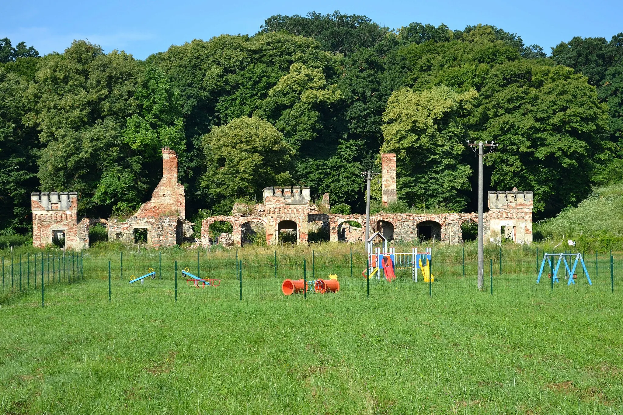 Photo showing: Ruiny kaštieľa rodiny Putnoky v Hosticiach