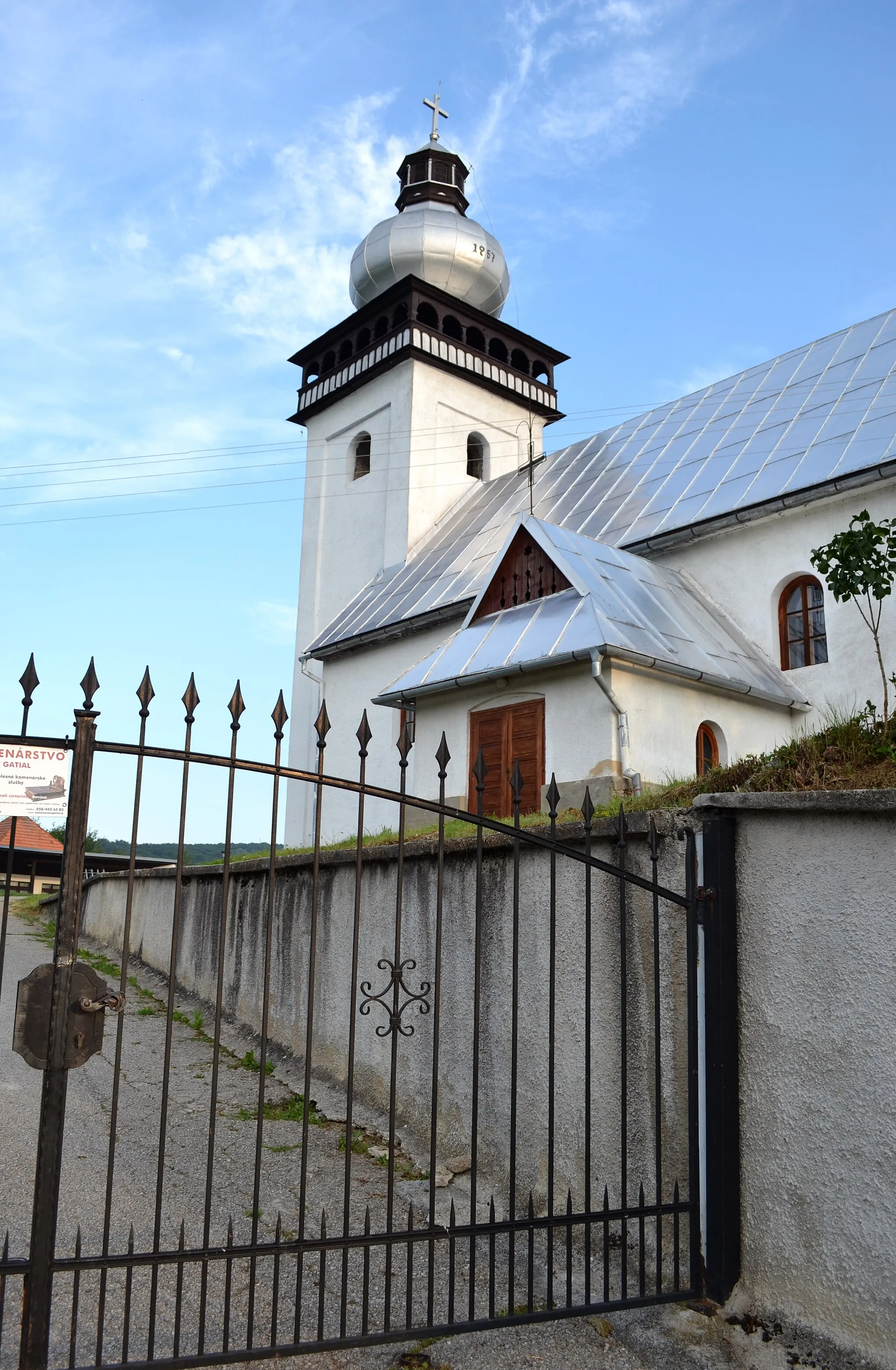 Photo showing: Kostol sv. Michala archanjela postavili niekedy v druhej polovici 13. storočia vo vyvýšenej polohe ako typickú stavbu tých čias. V priebehu 14. storočia bol interiér a sčasti aj exteriér stavby vyzdobený nástennými maľbami, ktorých autor bol zrejme z dielne Majstra ochtinského presbytéria. V roku 1645 kostol barokovo upravili a v roku 1749 predĺžili loď západným smerom a k novému priečeliu pristavali aj hranolovú vežu. Takisto loď a presbytérium boli novo zaklenuté. Menšie úpravy sa realizovali aj v 20. storočí.