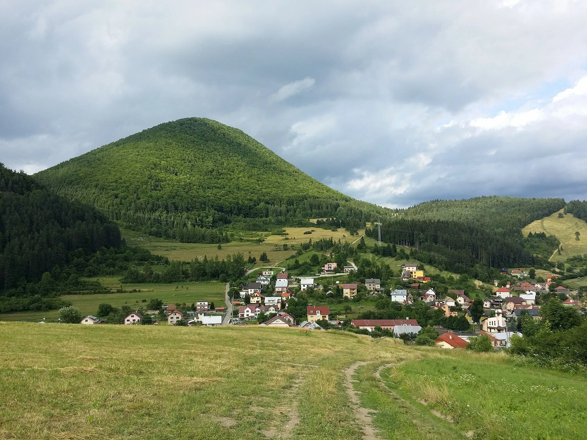Photo showing: Snežnica (Slovakia, Kysucké Nové Mesto District) and Vreteň (820 m. n m.)