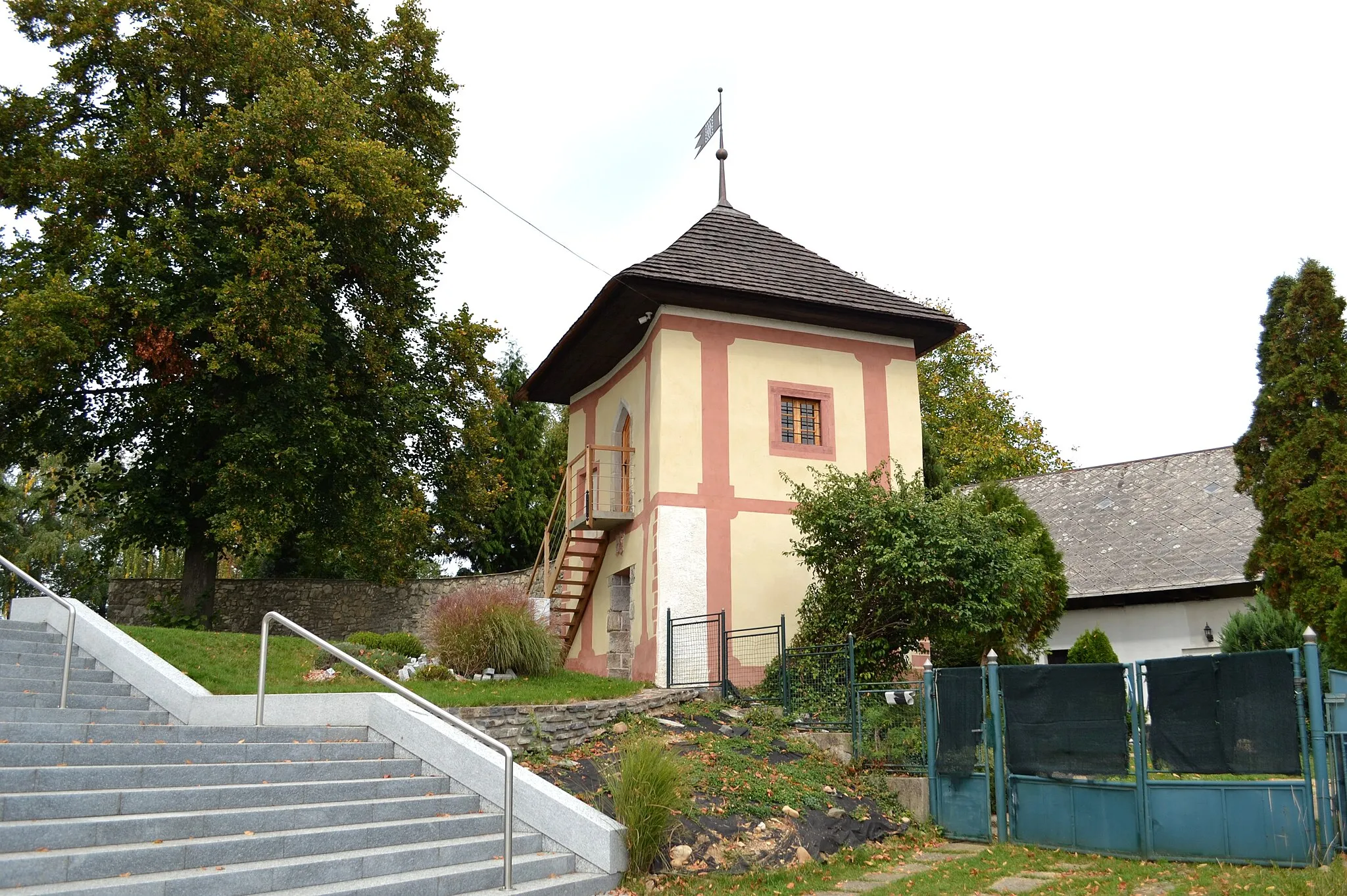 Photo showing: V 17. storočí počas tureckých vpádov bol kostol v Sielnici opevnený múrom nepravidelného kruhu so strieľňami. Na severovýchodnej strane vybudovali baštu so vstupnou bránou. Bašta (bola obnovená, je v nej múzeum) a zvyšky opevnenia sa zachovali aj do dnešných čias.