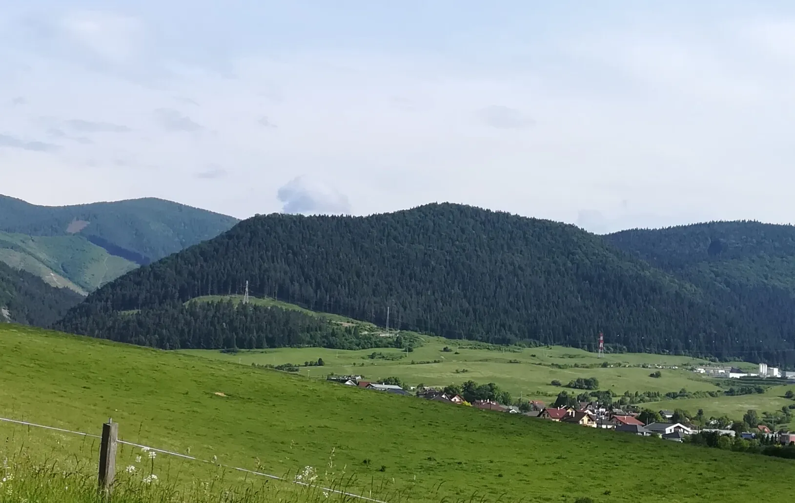 Photo showing: Valientov diel v Lúčanskej Fatre, vpravo dole západný portál Tunela Višňové