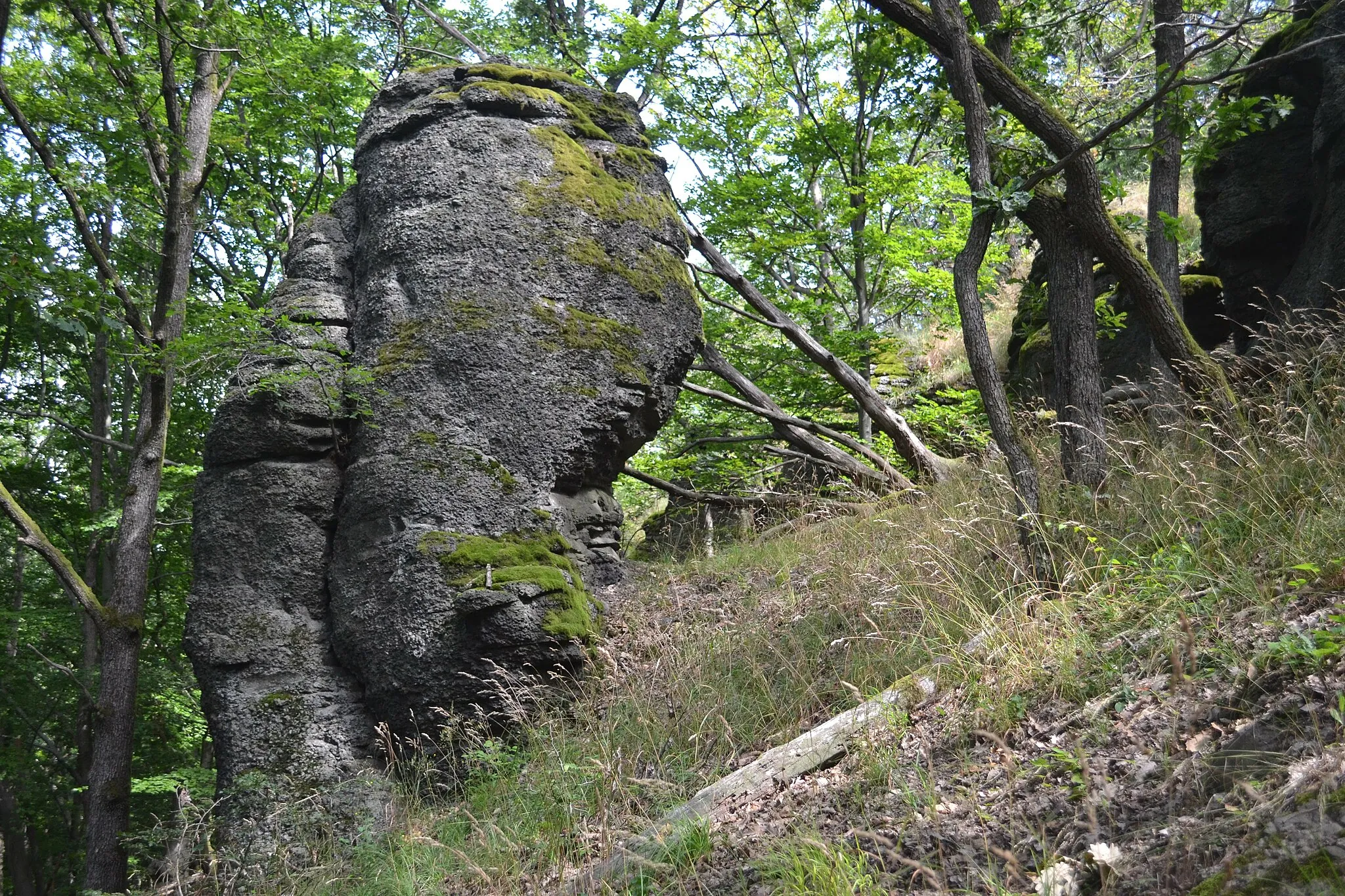 Photo showing: Significant natural monument Belina Rocks is a part of PLA Cerová vrchovina. These remarkable rock walls, outcrops, turrets, rocky windows and small caves were created by slope movements, gravity and lava flow weathering that once flowed from the Monica volcano and moved across the river valley.