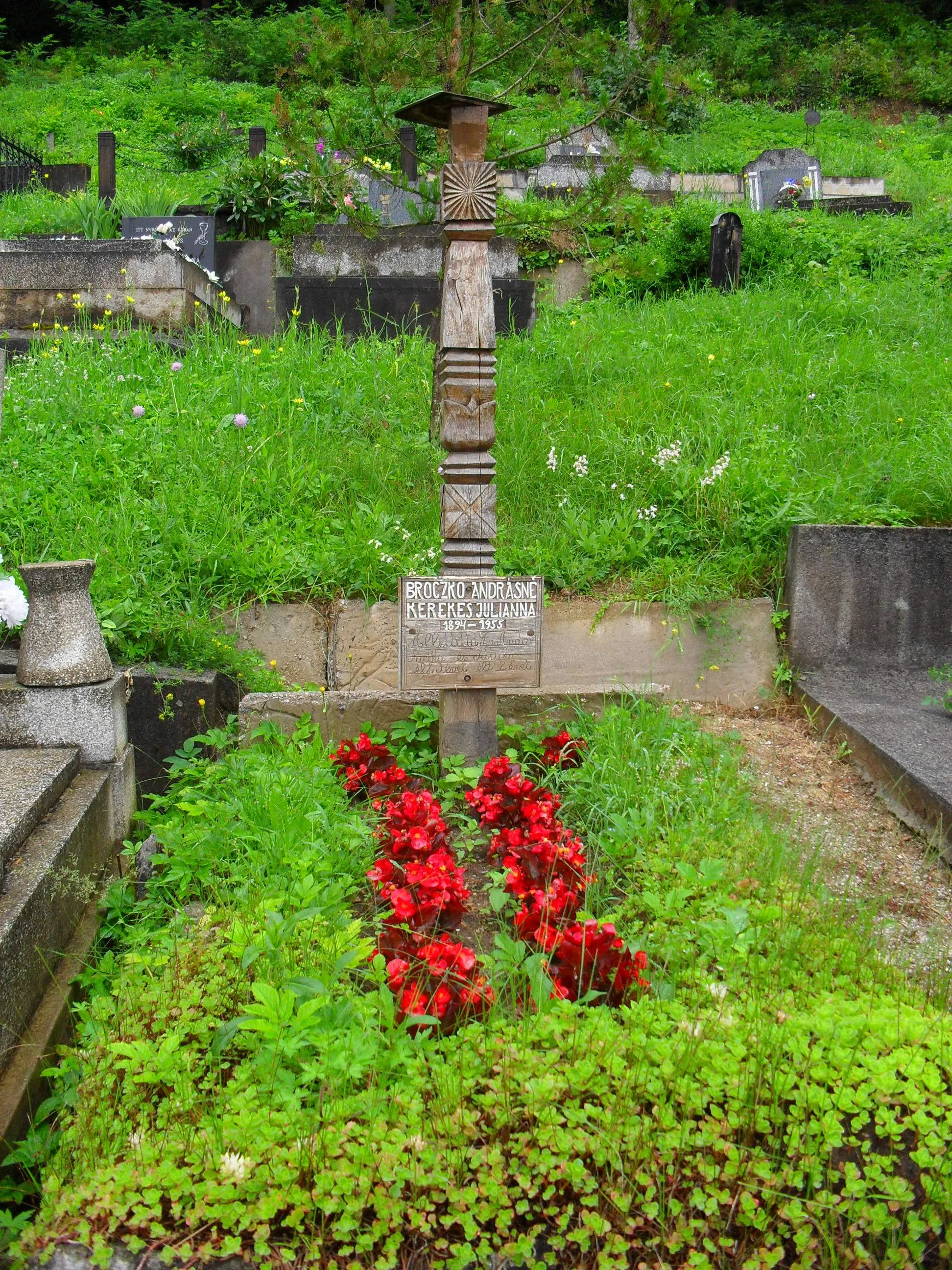 Photo showing: Gice - kopjafás síremlék a temetőben