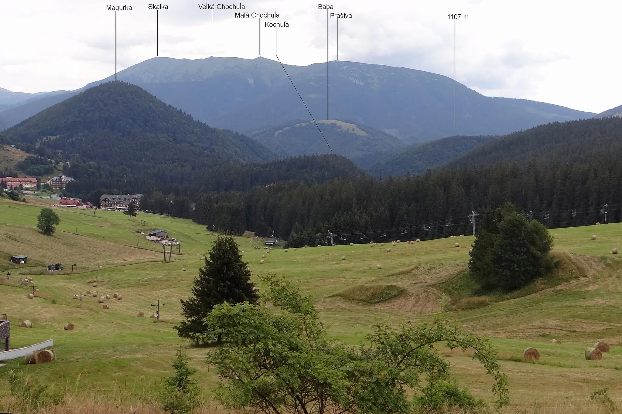 Photo showing: Widok z  górnej części stoku narciarskiego Donovaly