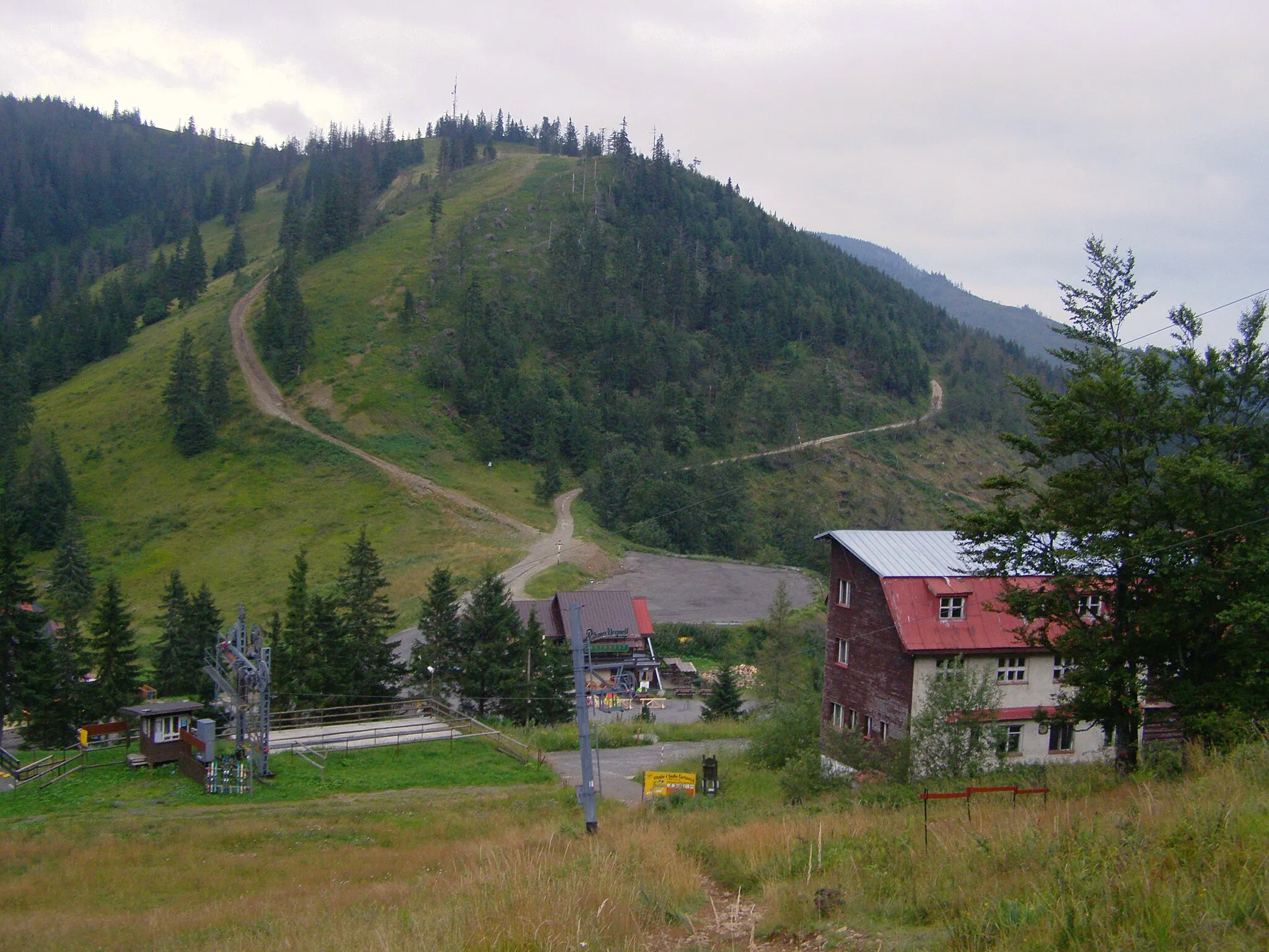 Photo showing: Nízké Tatry, pohled z úbočí vrcholu Rovienky (1602 m) přes sedlo Čertovica (na rozhraní Ďumbierských a Kráľovohoľských Tater) na vrchol Čertova svadba (1463 m)