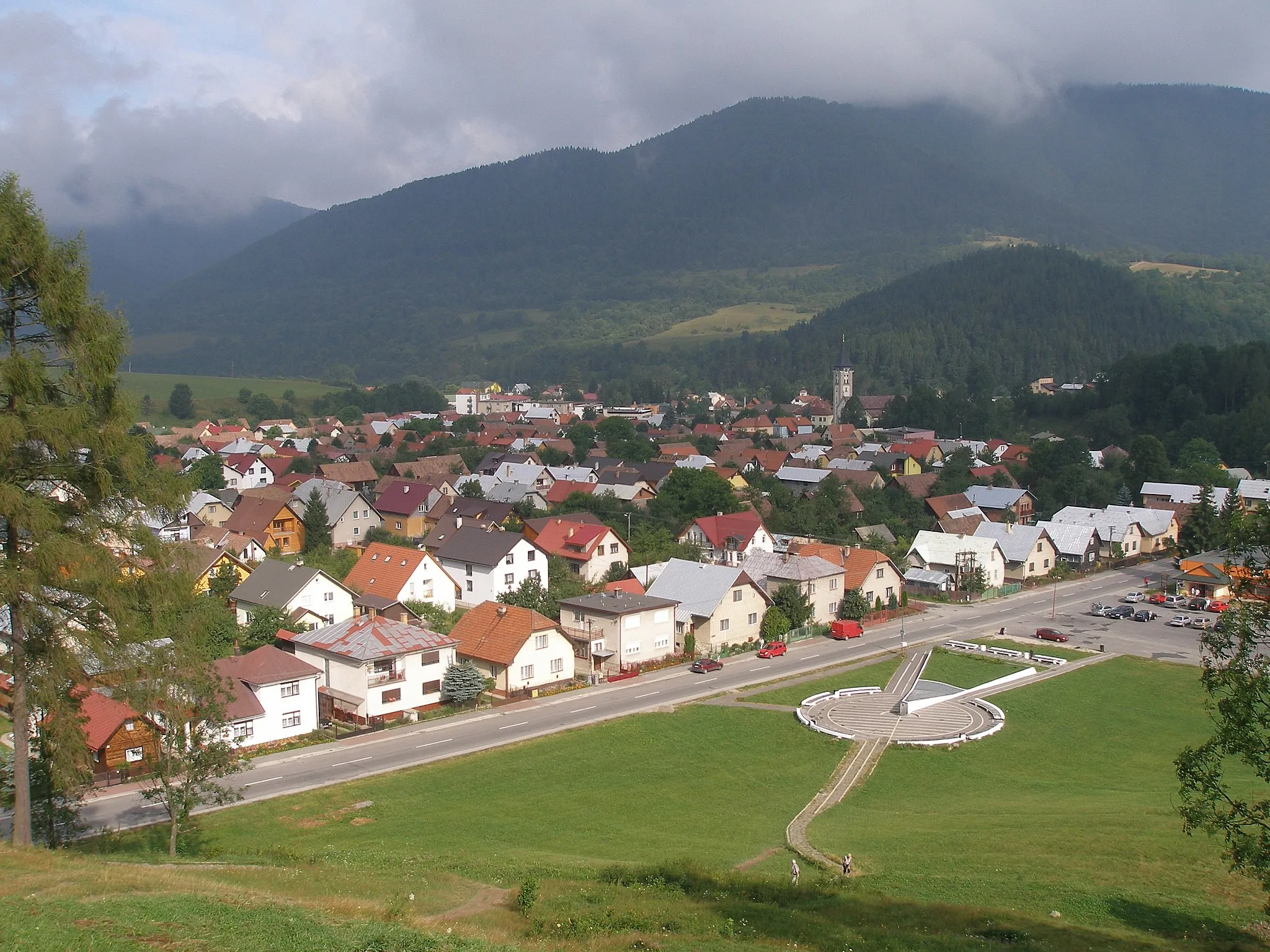 Photo showing: Rázovitá slovenská obec Terchová,rodisko ľudového slovenského hrdinu Juraja Jánošíka.