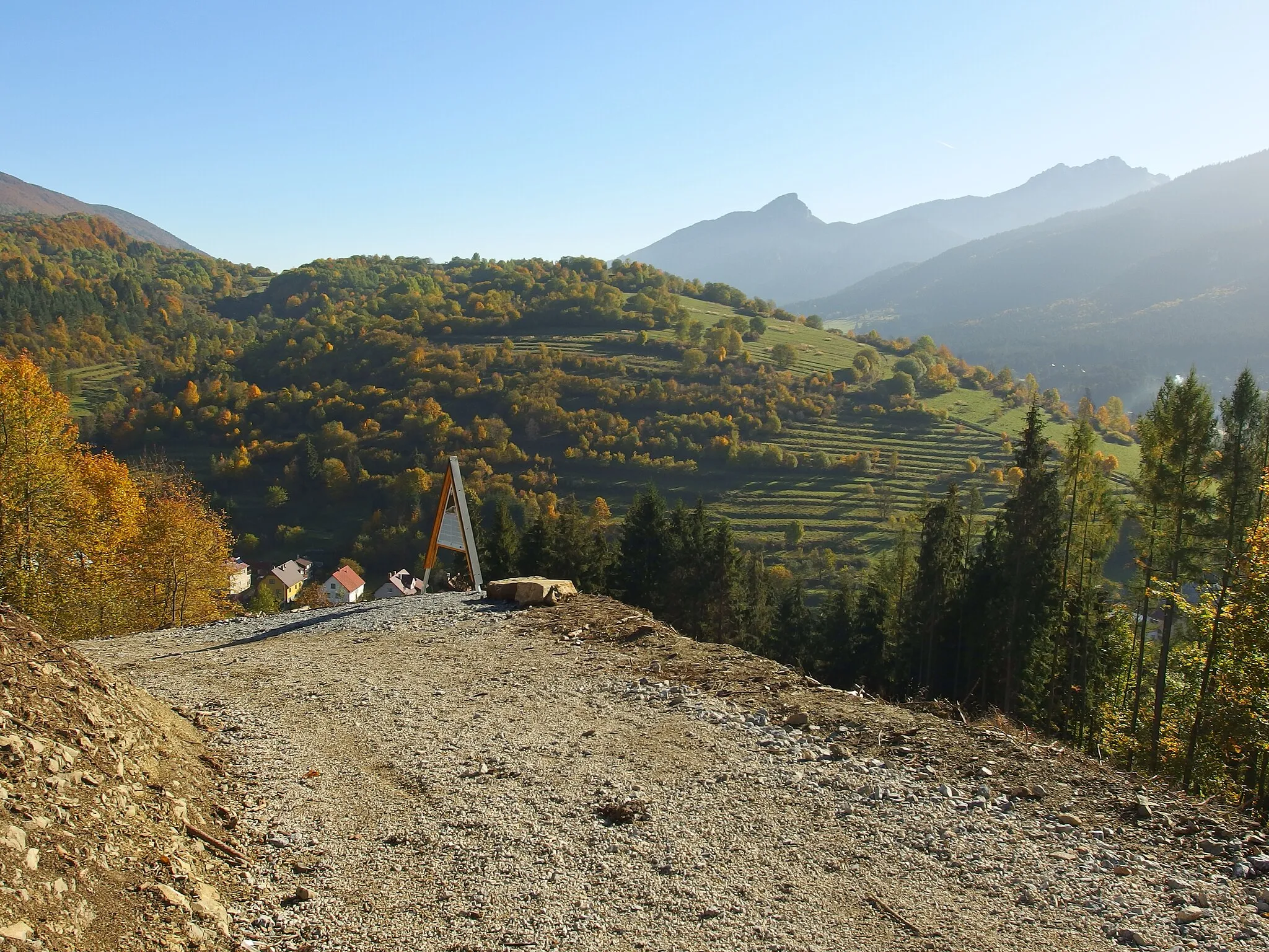 Photo showing: Chodník k rozhľadni