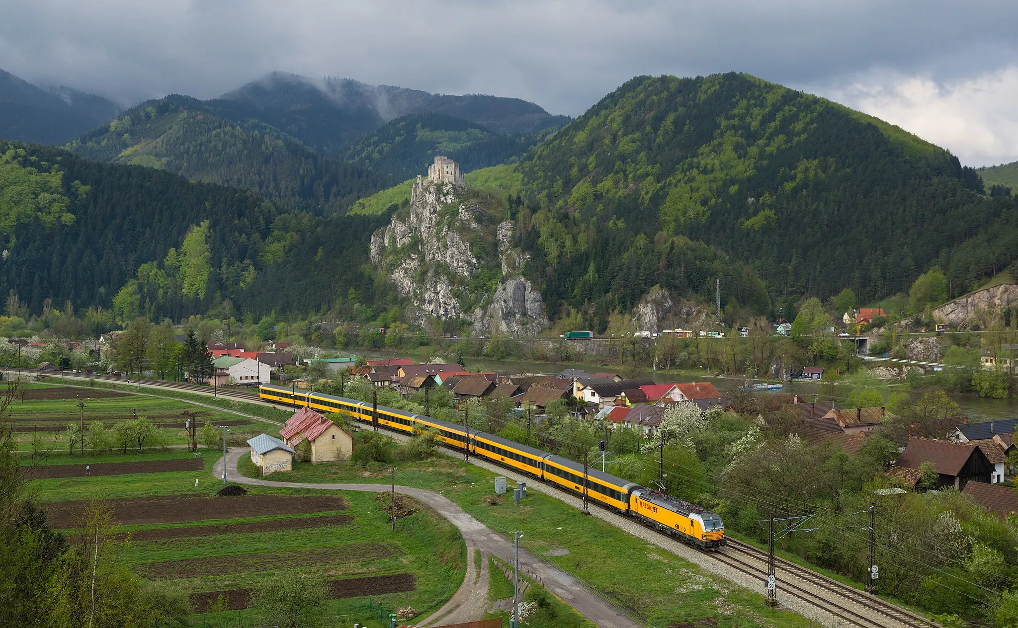 Photo showing: RegioJet 400 Košice - Bratislava pictured at Strečno, Slovakia.