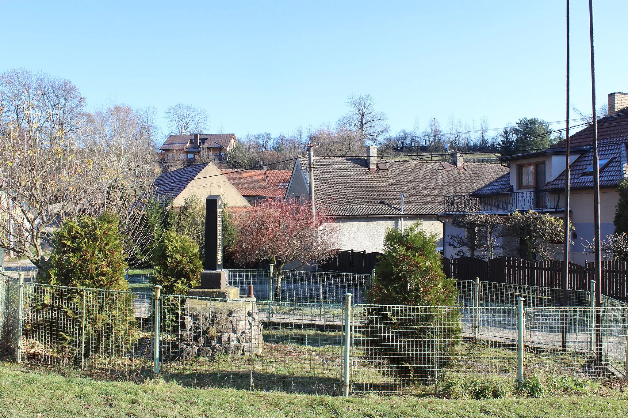 Photo showing: Běleč (Liteň) Pomník padlým ve středu obce, Od roku 2013 je zastavením A11-1 zelené stezky Naučné stezky Liteň