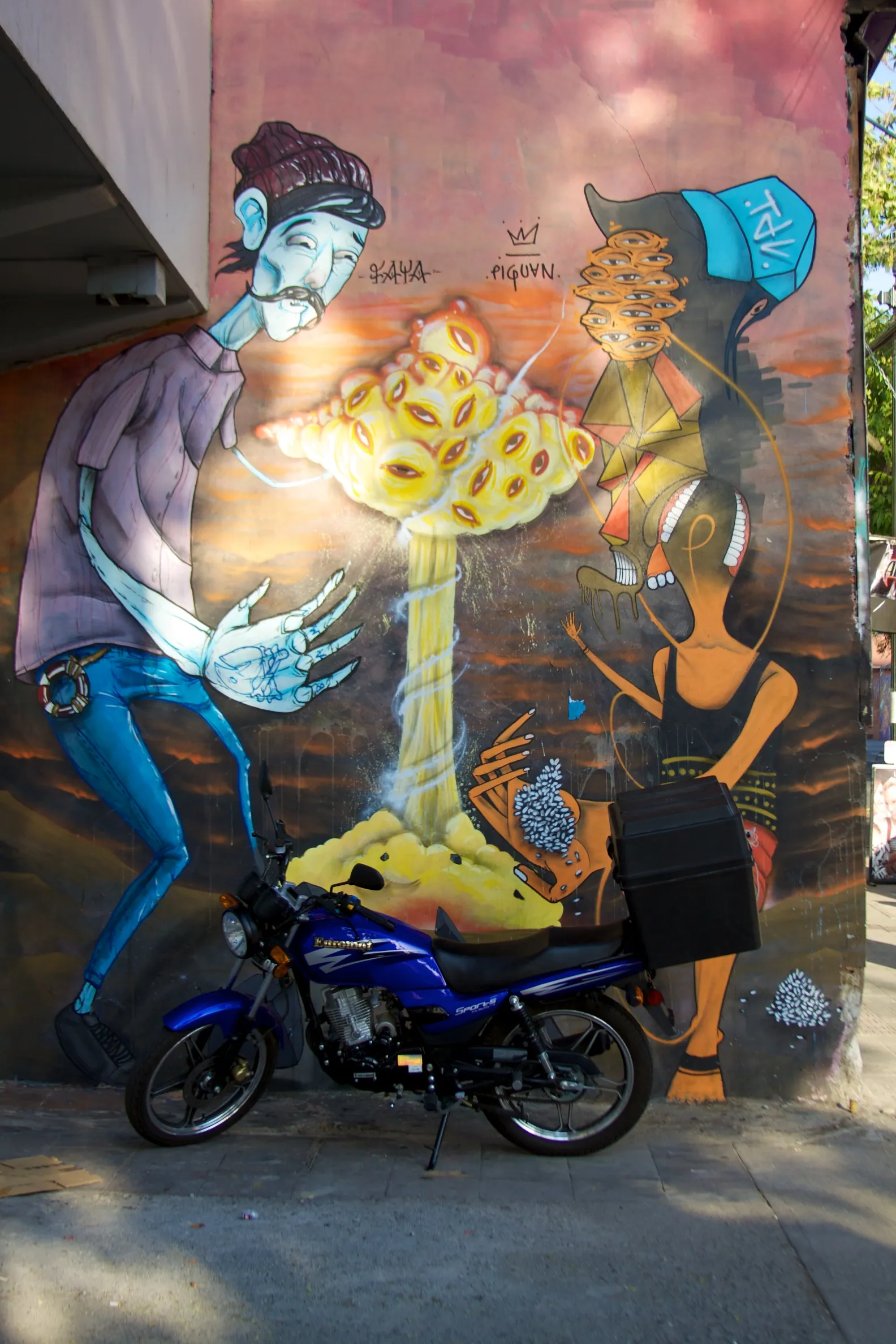 Photo showing: Chile - Santiago 10 - street art. Grafiti de Faya y Piguán en la calle Santa Filomena, entre Bombero Núñez y Loreto, barrio Bellavista.