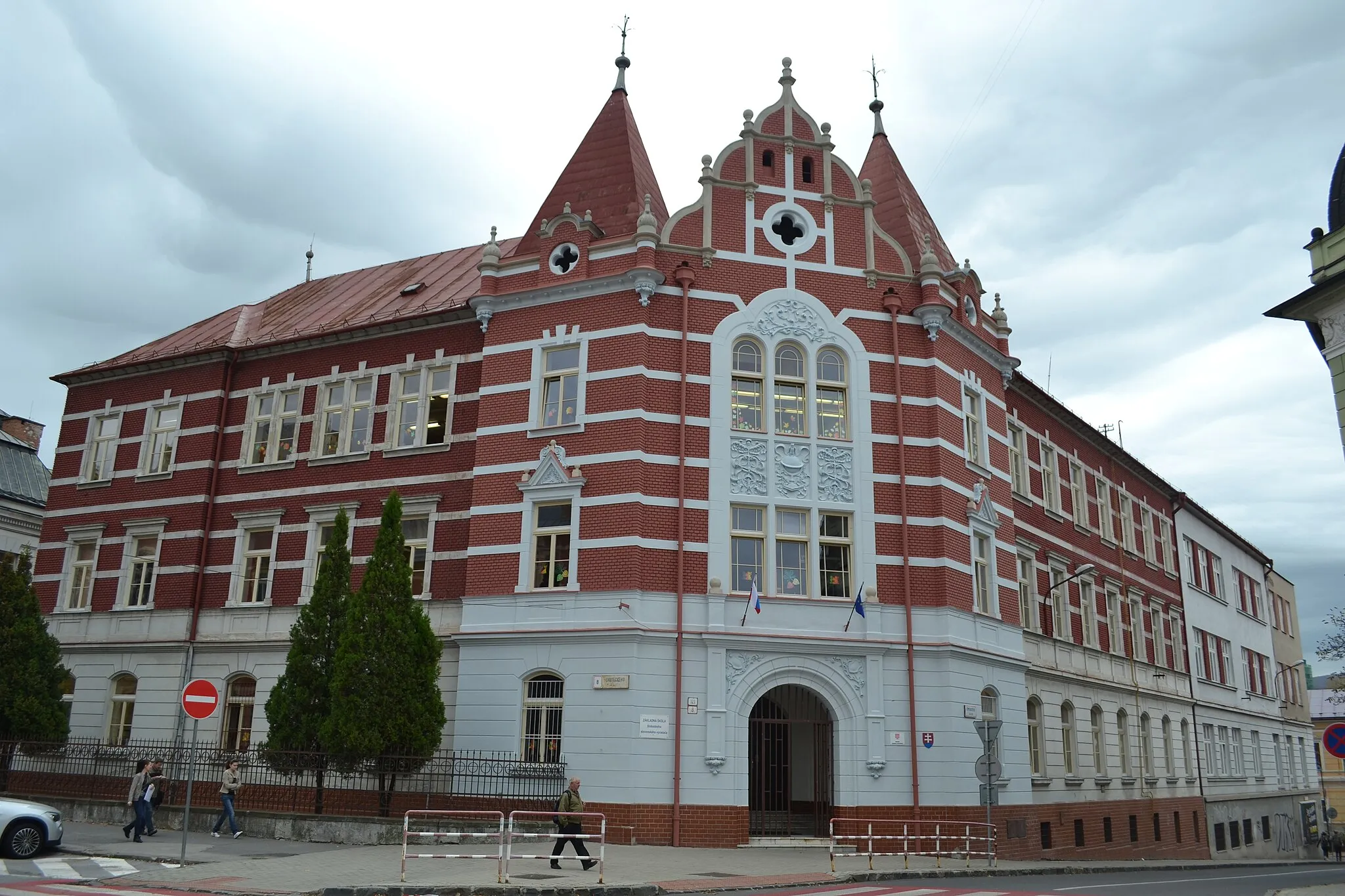 Photo showing: Freedom Slovak transmitter elementary School, Skutecký street 8, Banská Bystrica