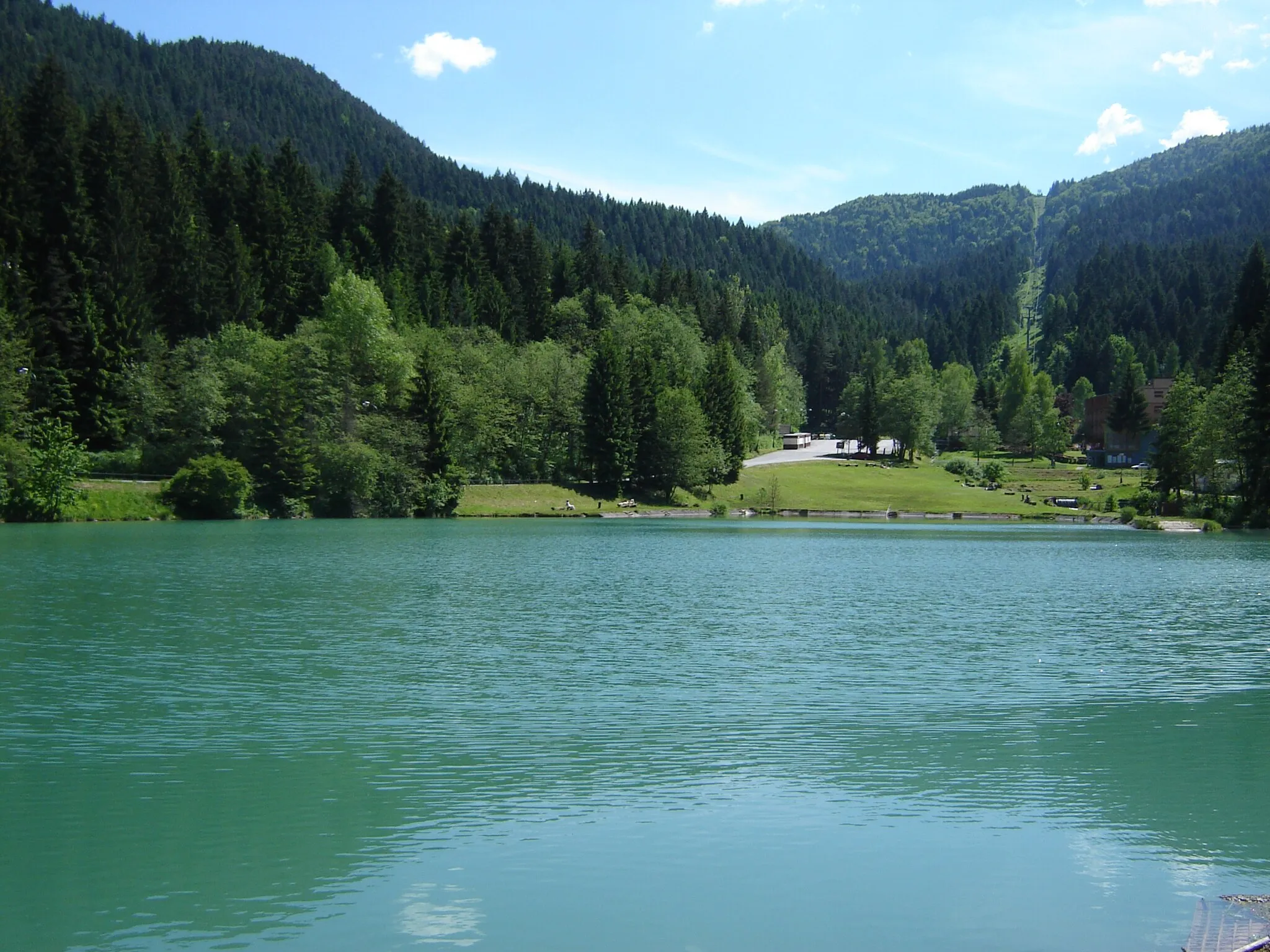 Photo showing: Vodná nádrž Hrabovo, v pozadí kabínková lanovka na Malinô-Brdo