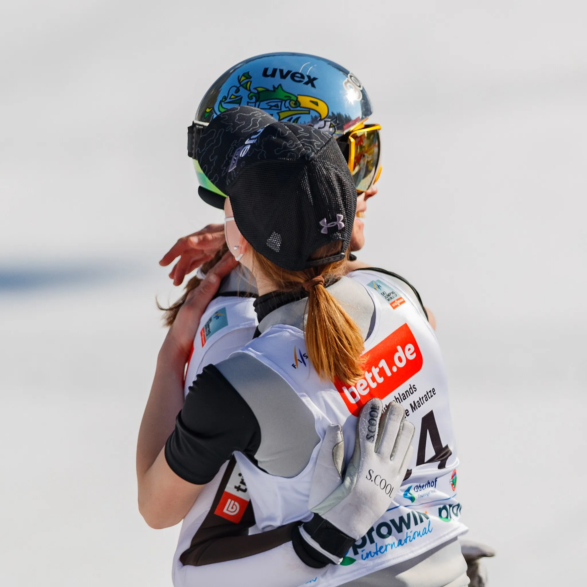 Photo showing: Wintersport, Skisprung-Weltcup der Frauen in Oberhof: von rechts: Ema Klinec (SLO, Slowenien) beglückwunscht Nika Kriznar (SLO, Slowenien)