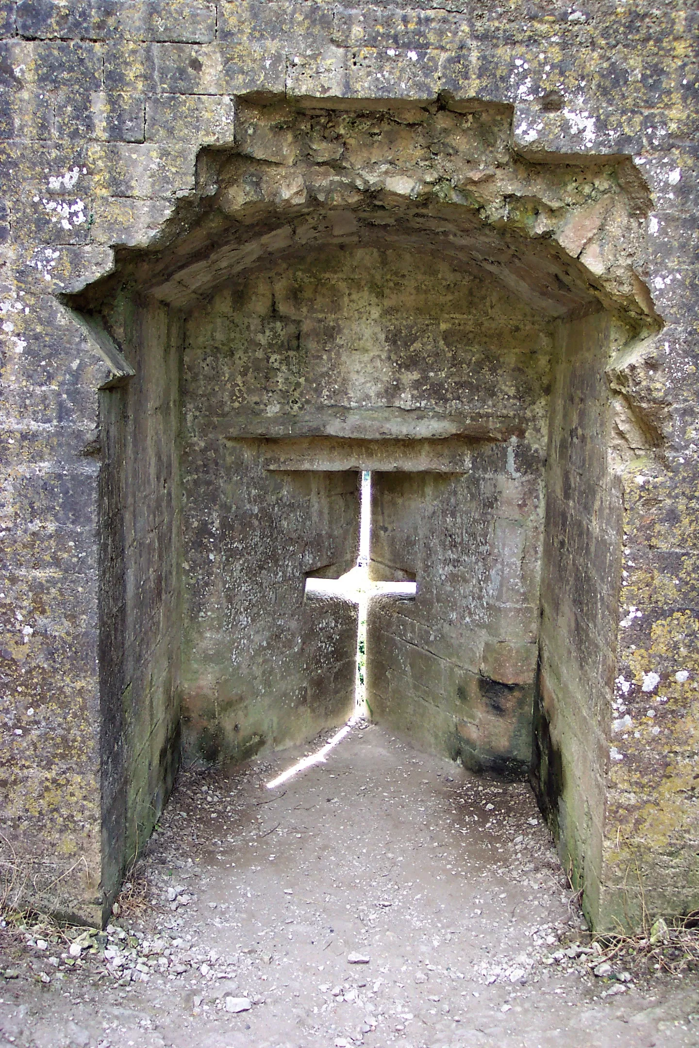 Photo showing: Window (arrow slat) at Corfe Castle Window, Corfe Castle