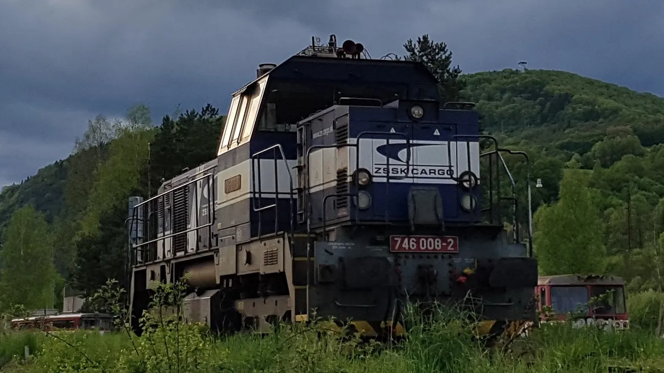 Photo showing: Odstavená lokomotíva 746.008 vyfotená v Brezne 21. mája 2021.