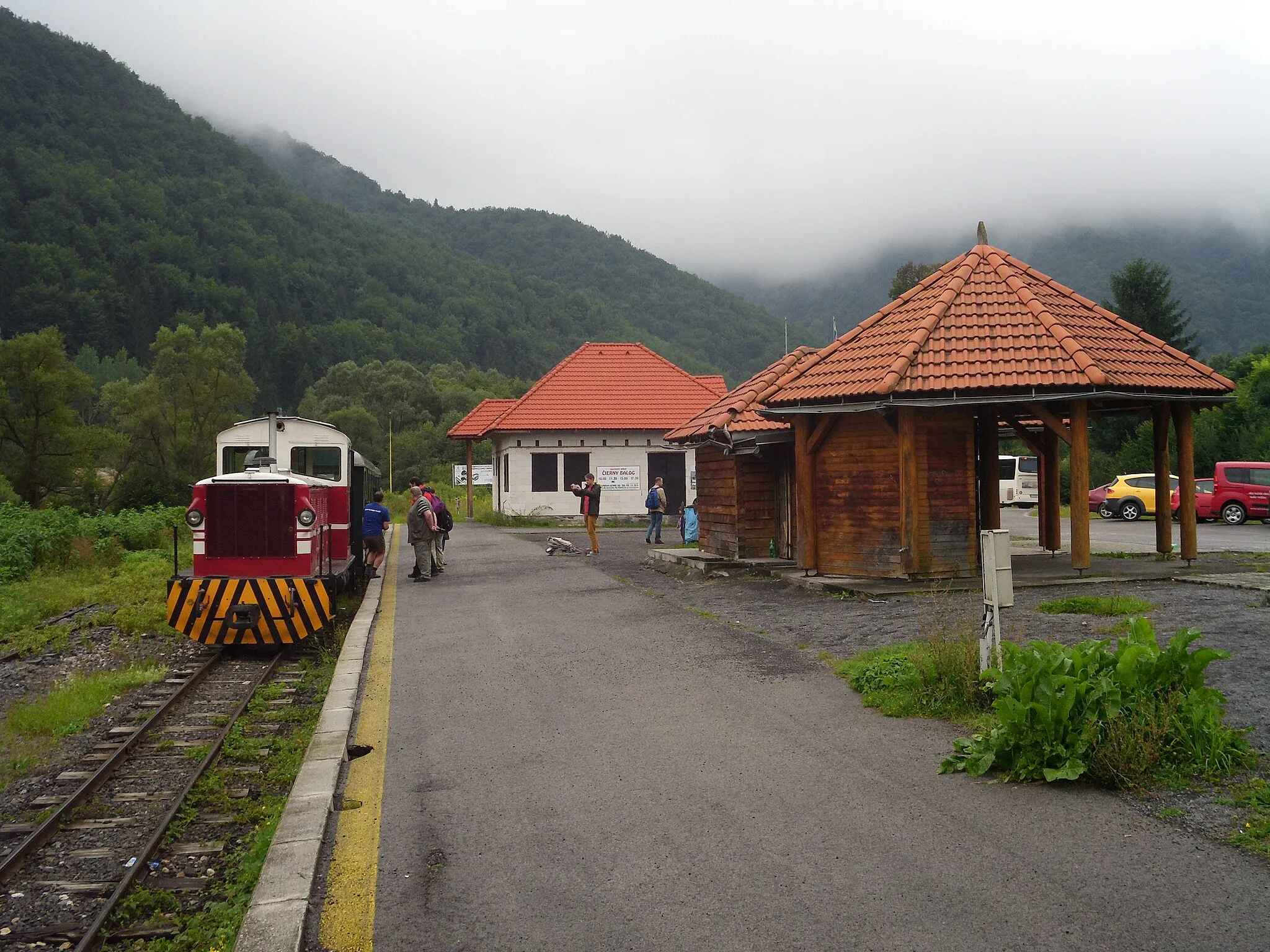 Photo showing: Terminus of Čierny Hron Railway in Chvatimech (part of Podbrezová), Slovakia.