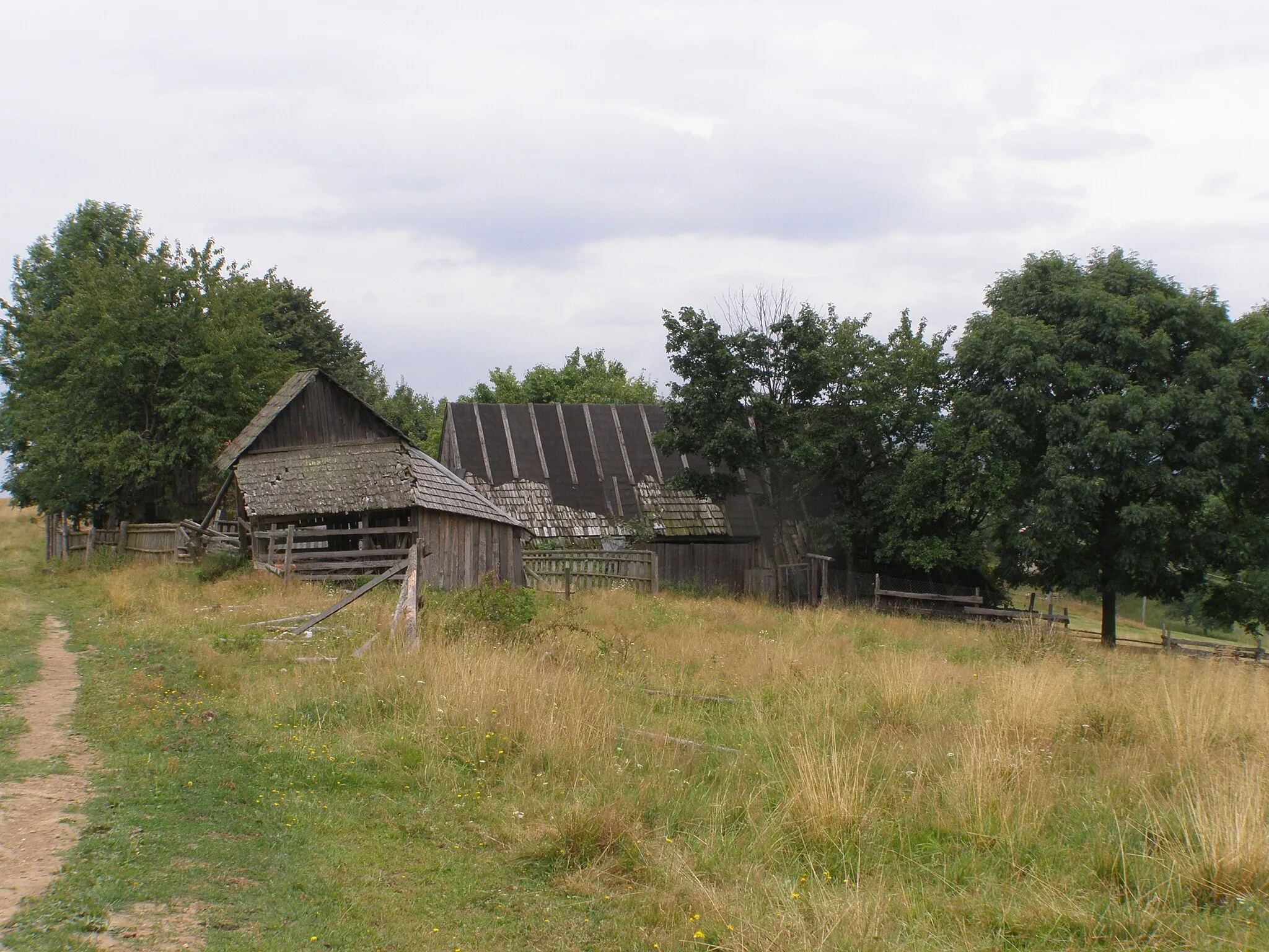 Photo showing: Slovenské rudohoří, Veporské vrchy, Balocké vrchy, dům v osadě Kysuca (součást obce Drábsko)