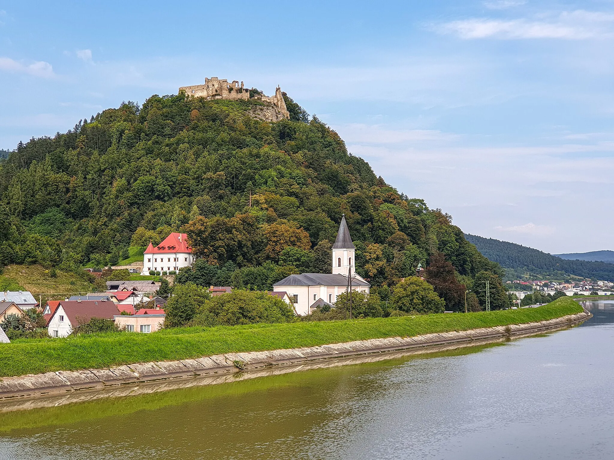 Photo showing: Považský hrad (ruin of medieval castle) from Váh river (canal) in 2021.