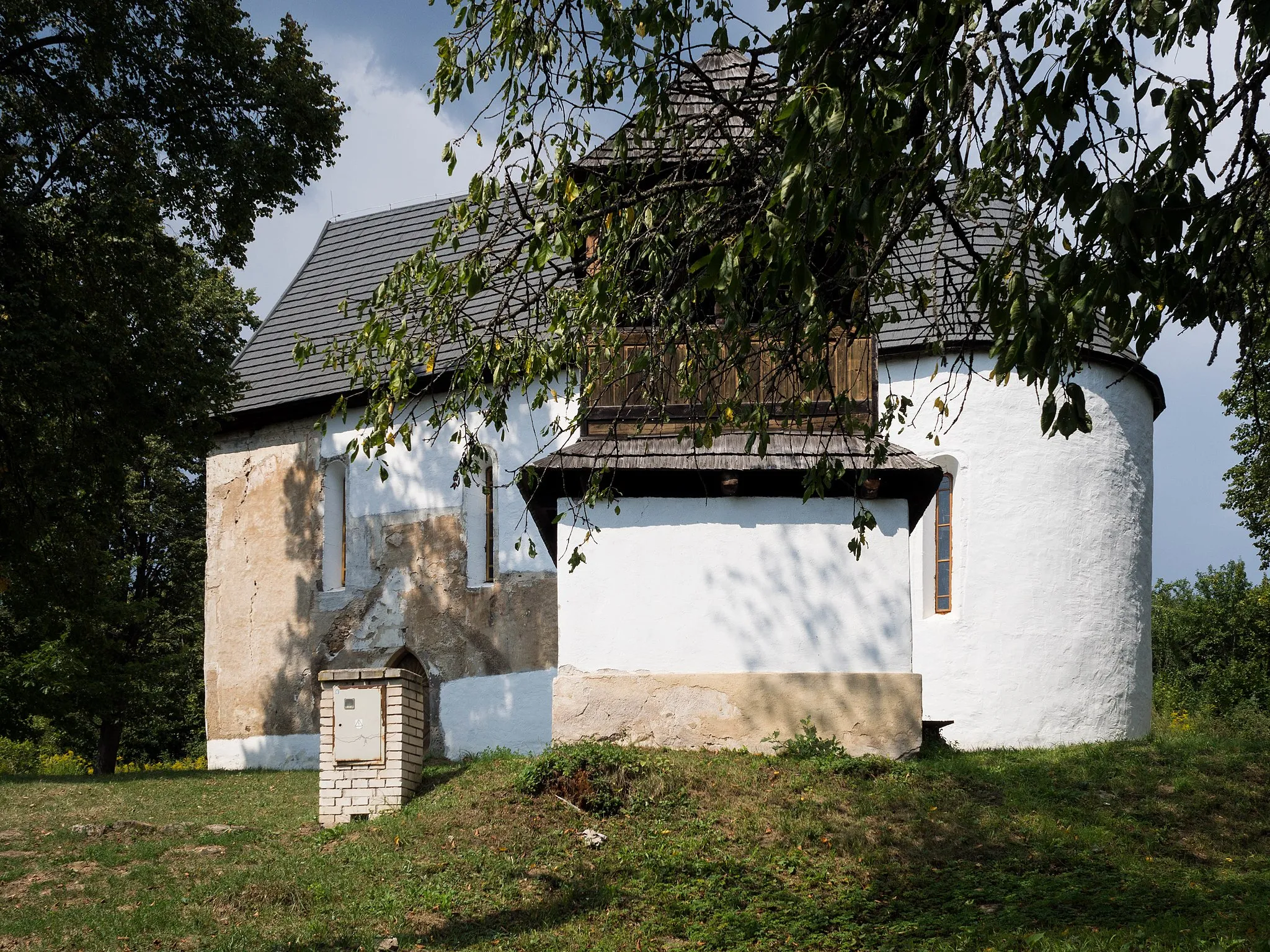 Photo showing: Romanesque Holy Trinity Church from 13th century in Rákoš, Slovakia.