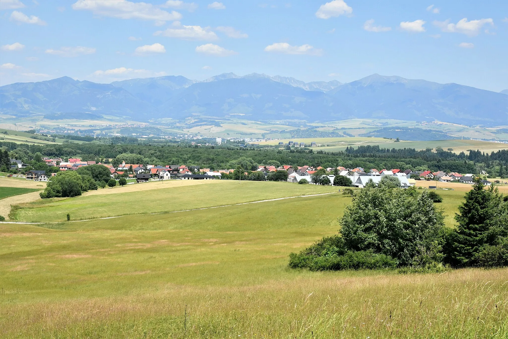 Photo showing: Pavčina Lehota, okres Lipt. Mikuláš - pohľad z juhu smerom k Tatrám