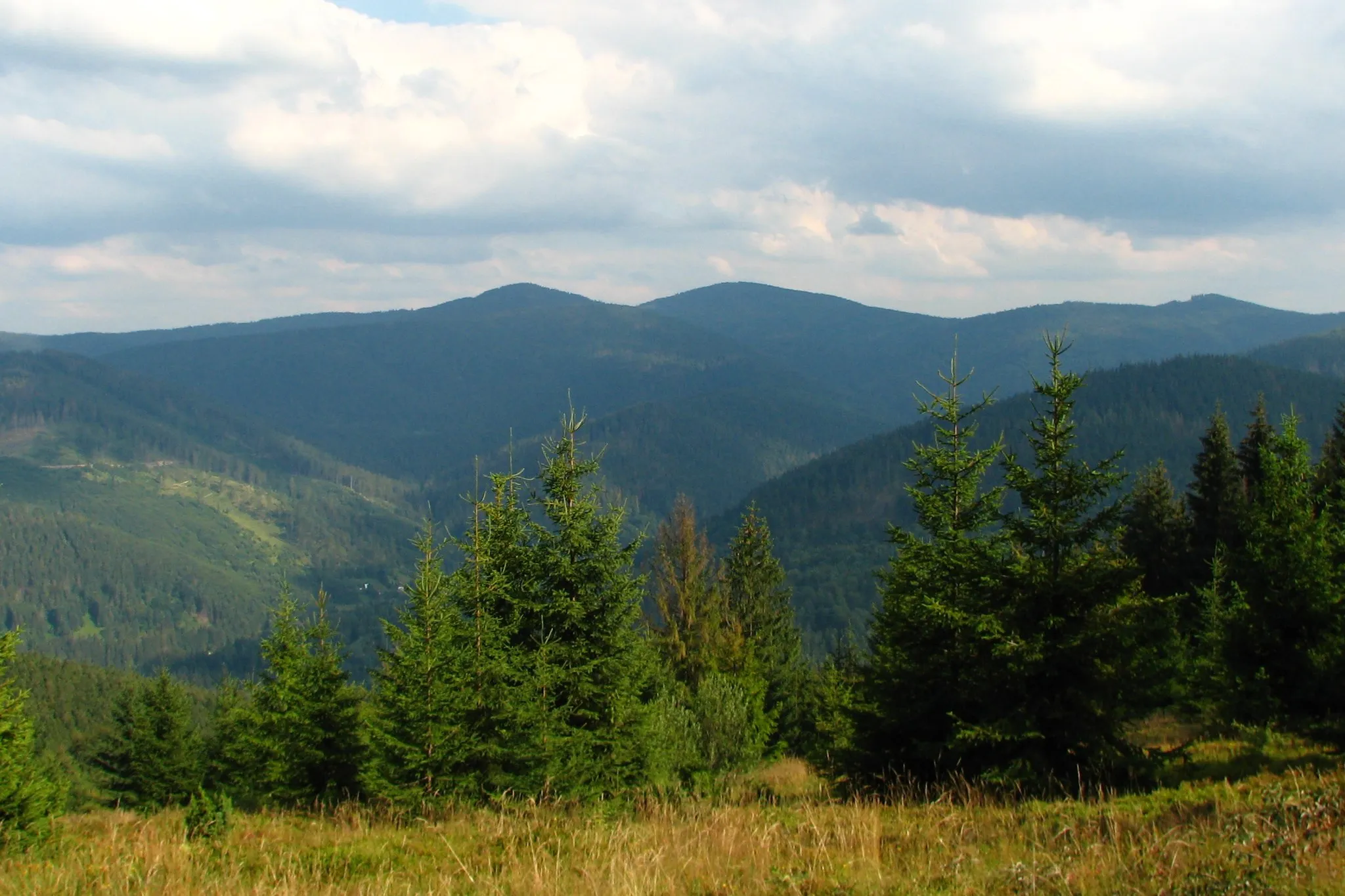 Photo showing: Mała Rycerzowa (left peak) and Wielka Rycerzowa from Praszywka Wielka