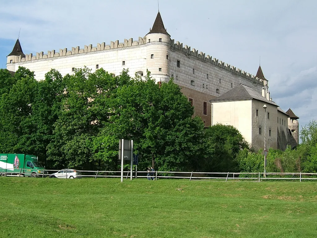 Photo showing: castle from west