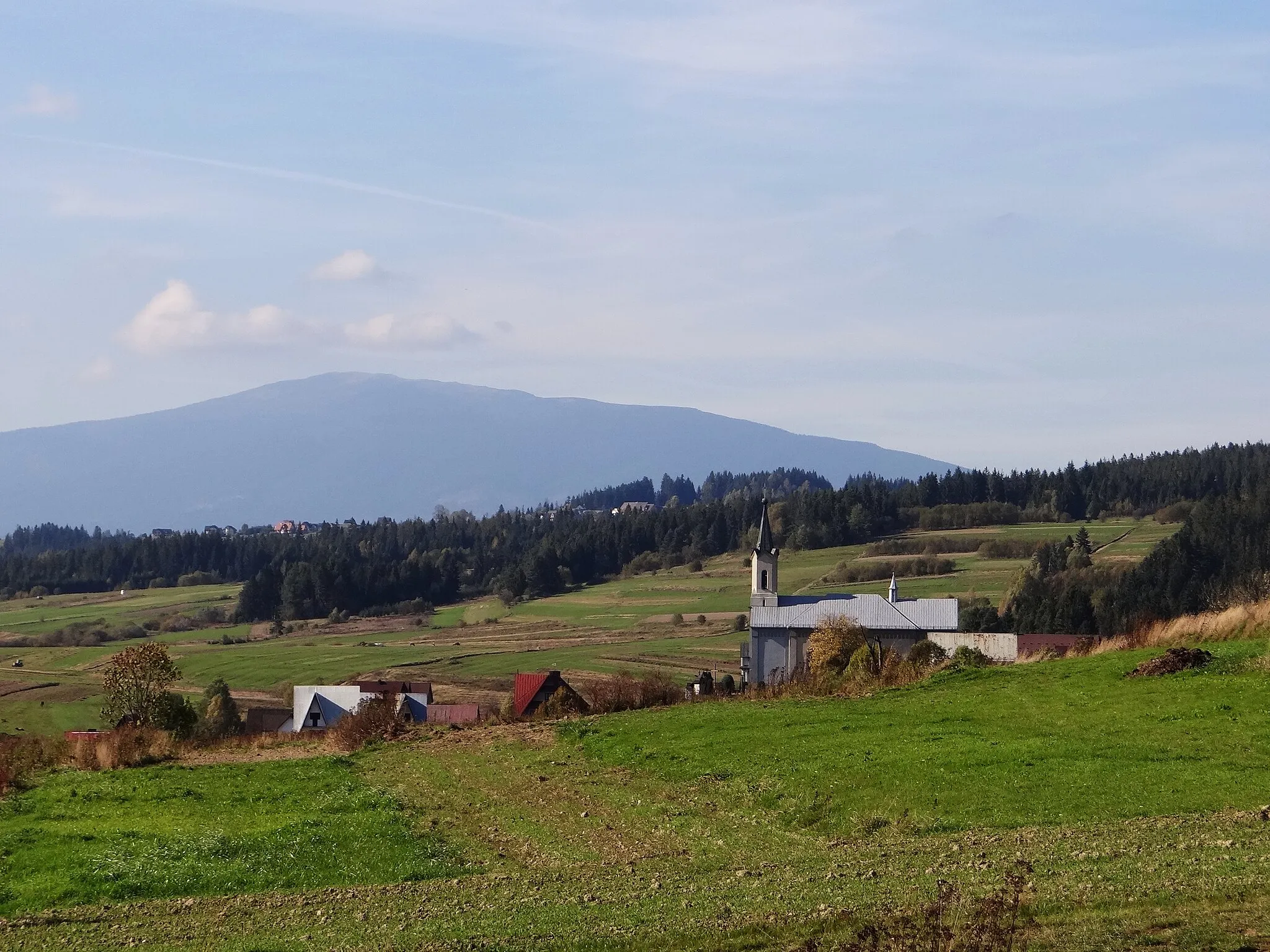 Photo showing: Fragment miejscowości Piekielnik i widok na Babią Górę