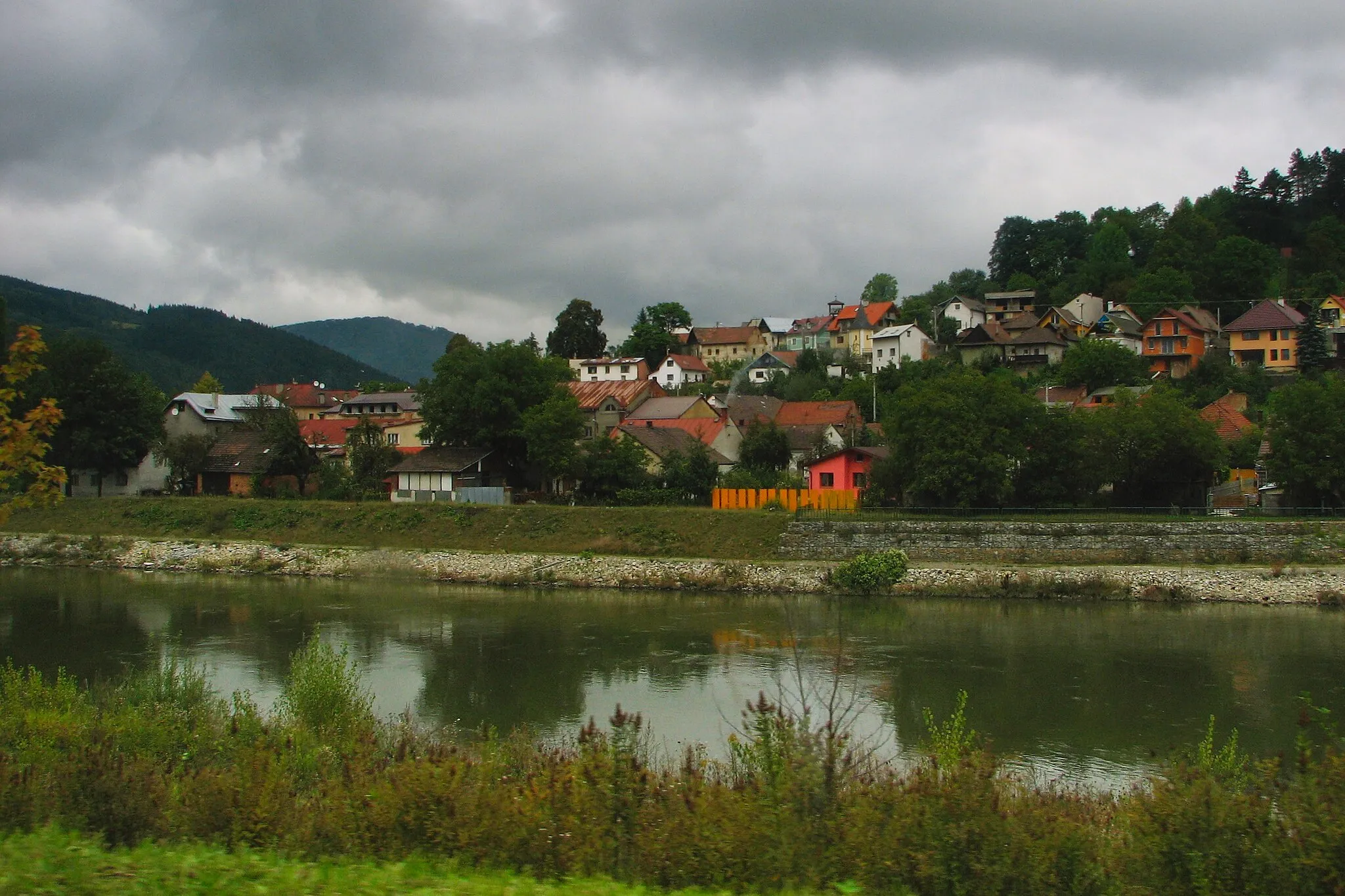 Photo showing: Żylina, Wag i dzielnica Budatín (rejon ulicy Hornej), pomiędzy domami można dostrzec żółtą dzwonnicę; widok z ulicy Ľavobrežnej