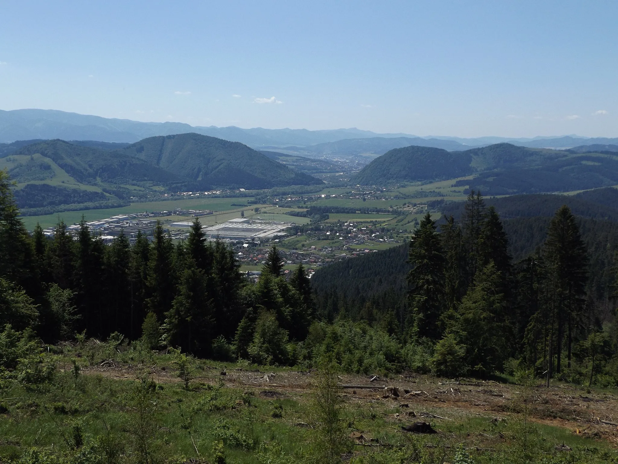 Photo showing: Kysucká brána, pohľad z rozhľadne Tábor, jún 2017