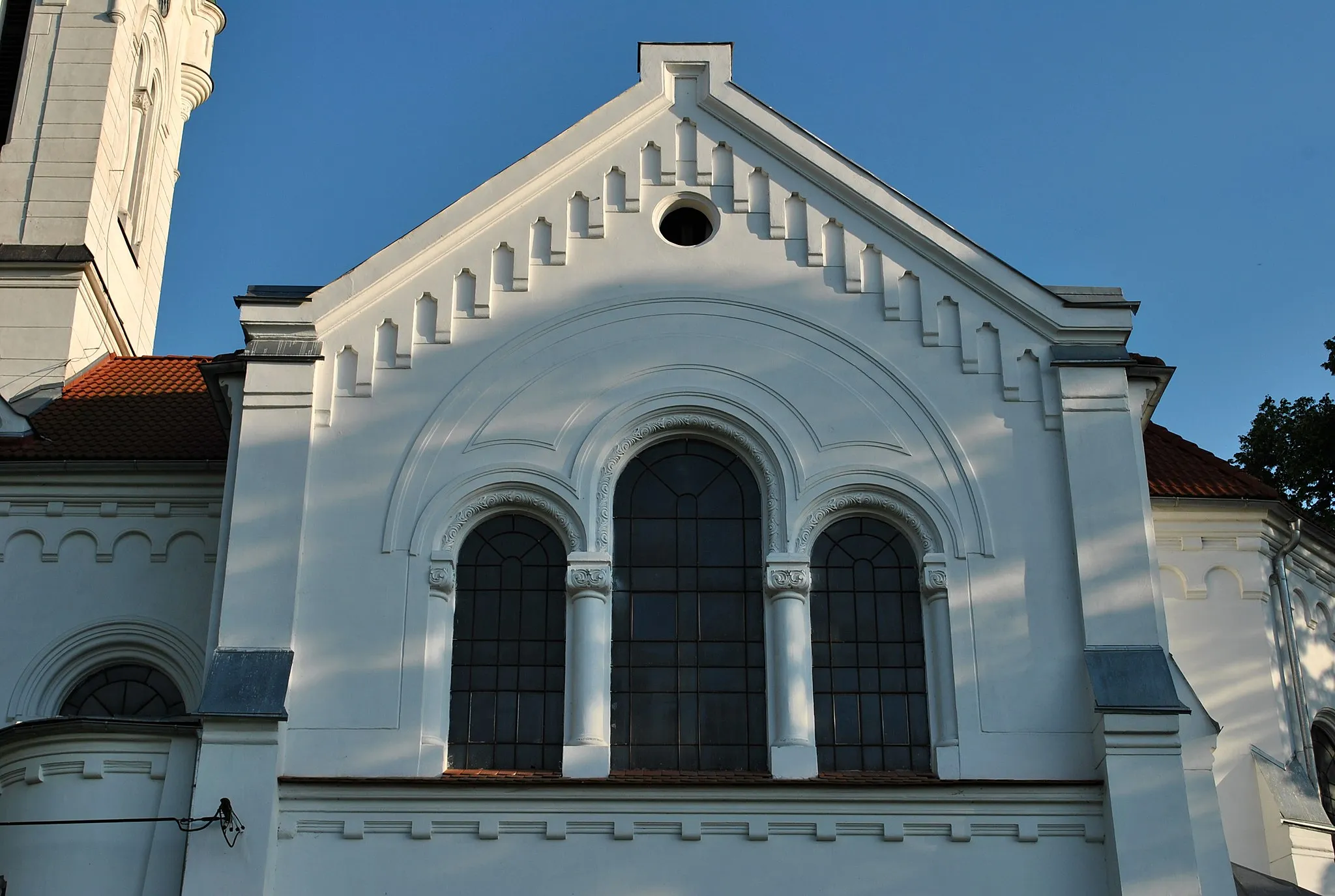 Photo showing: Liptovská Porúbka, okres Liptovský Mikuláš - detail okna evanjelického kostola - stav v roku 2016