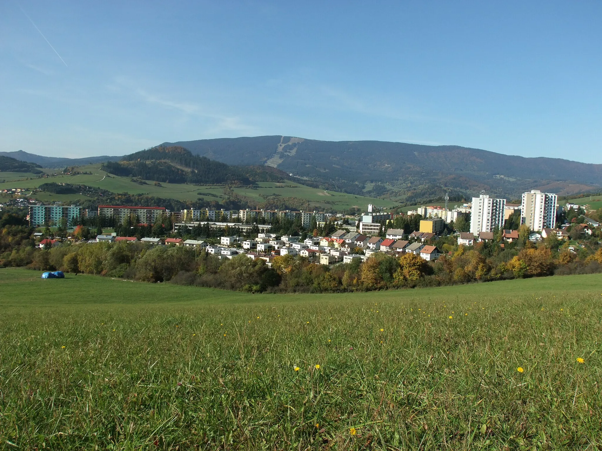 Photo showing: Brezovec, Dolný Kubín, Orava region, Slovakia. In the background is Kubínska hoľa hill. Weather: It's sunny, air temperature 16°C.