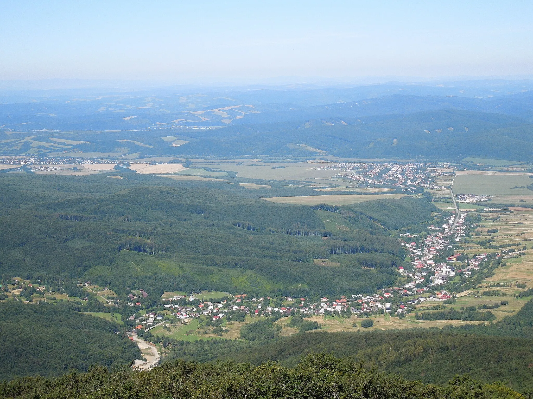 Photo showing: Pohľad na Zemplínske Hámre zo Sninského kameňa