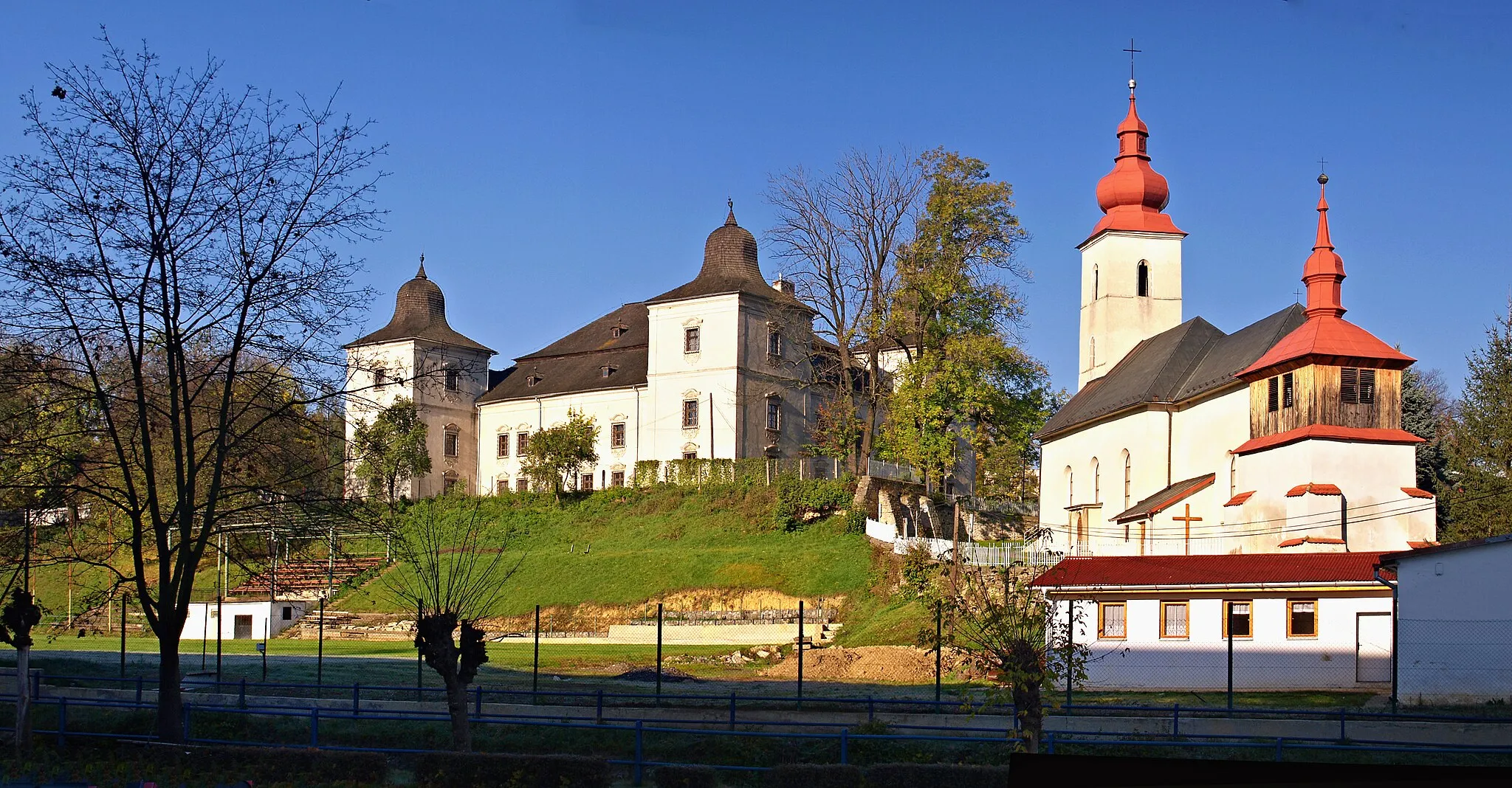 Photo showing: Hanušovce nad Topl'ou - Manoir museum et église catholique