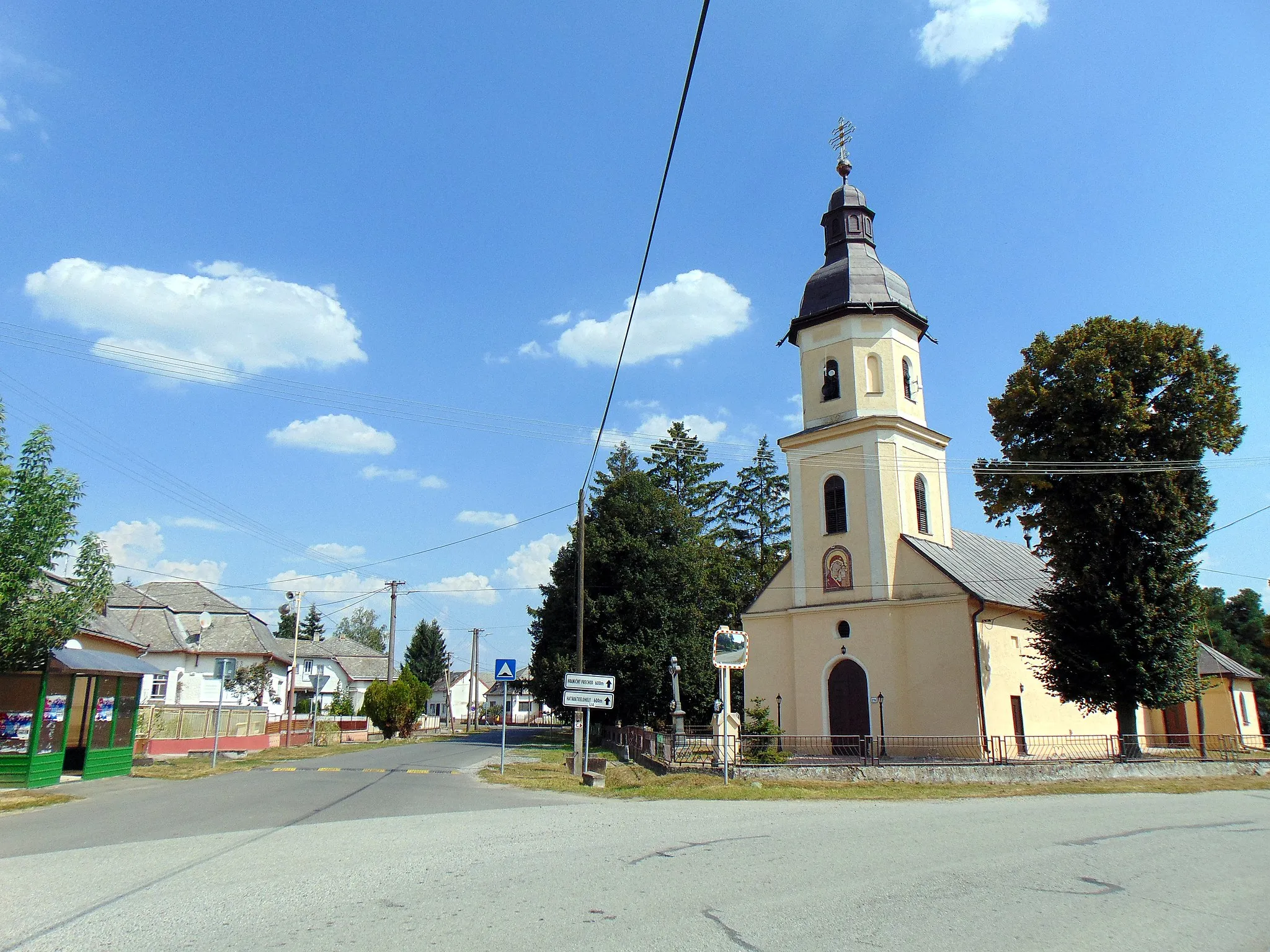 Photo showing: Greek Catholic church in the village of Veľké Slemence/Nagyszelmenc divided by Slovakia-Ukraine border.