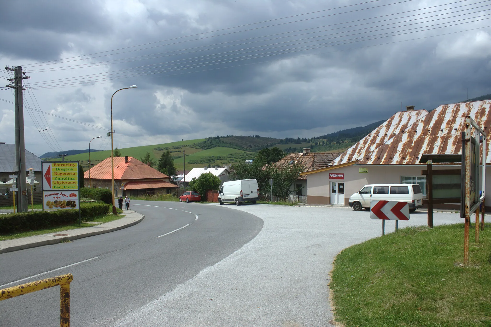Photo showing: A turn at the main road in Telgárt, Slovakia
