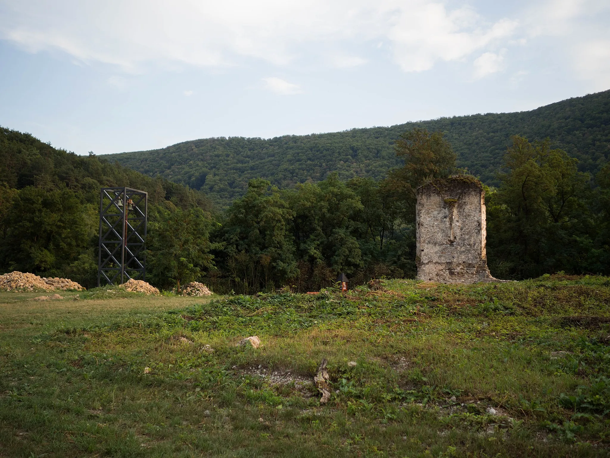 Photo showing: Ruins of the medieval pauline monastery in Gombasek (part od the village Slavec), Slovakia.