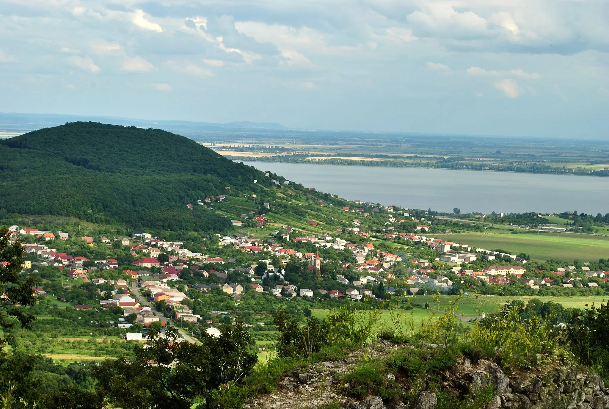 Photo showing: View of Vinné from the castle of Vinné