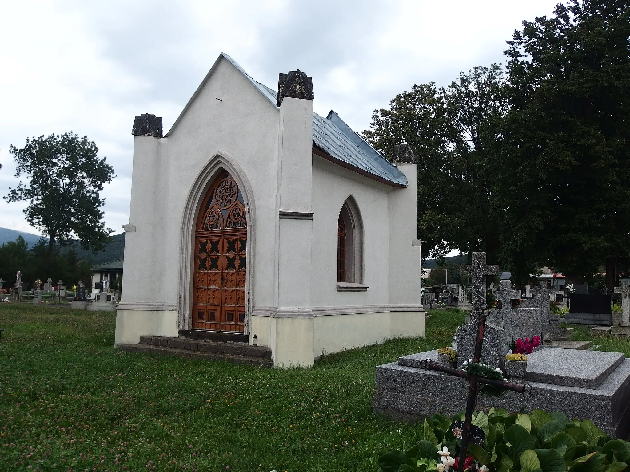 Photo showing: Vinné, Michalovce District, Slovakia. Cemetery.